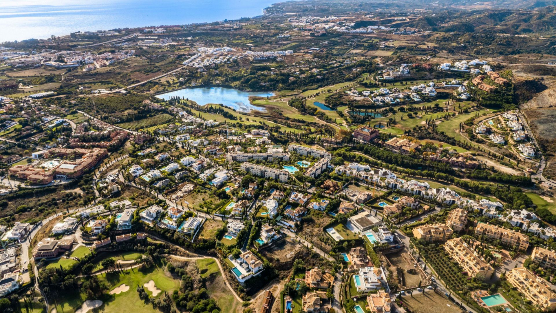 Contemporánea y elegante, esta nueva villa de 4 dormitorios con vistas al mar y cerca de los mejores campos de golf