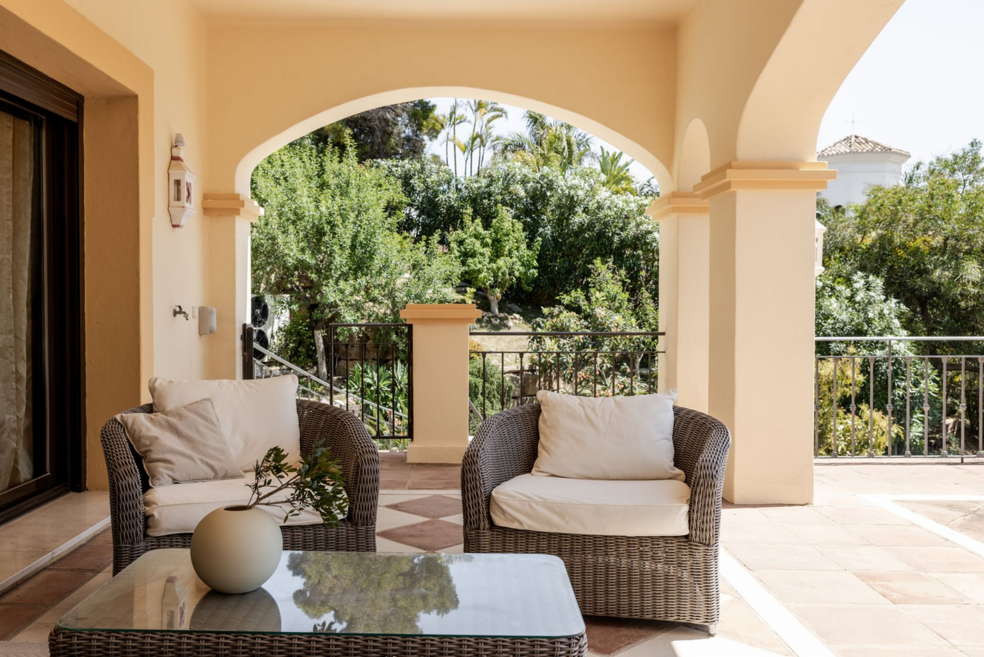 Charismatic and captivating, this villa sits in a gated community in a stunning enclave of Benahavis