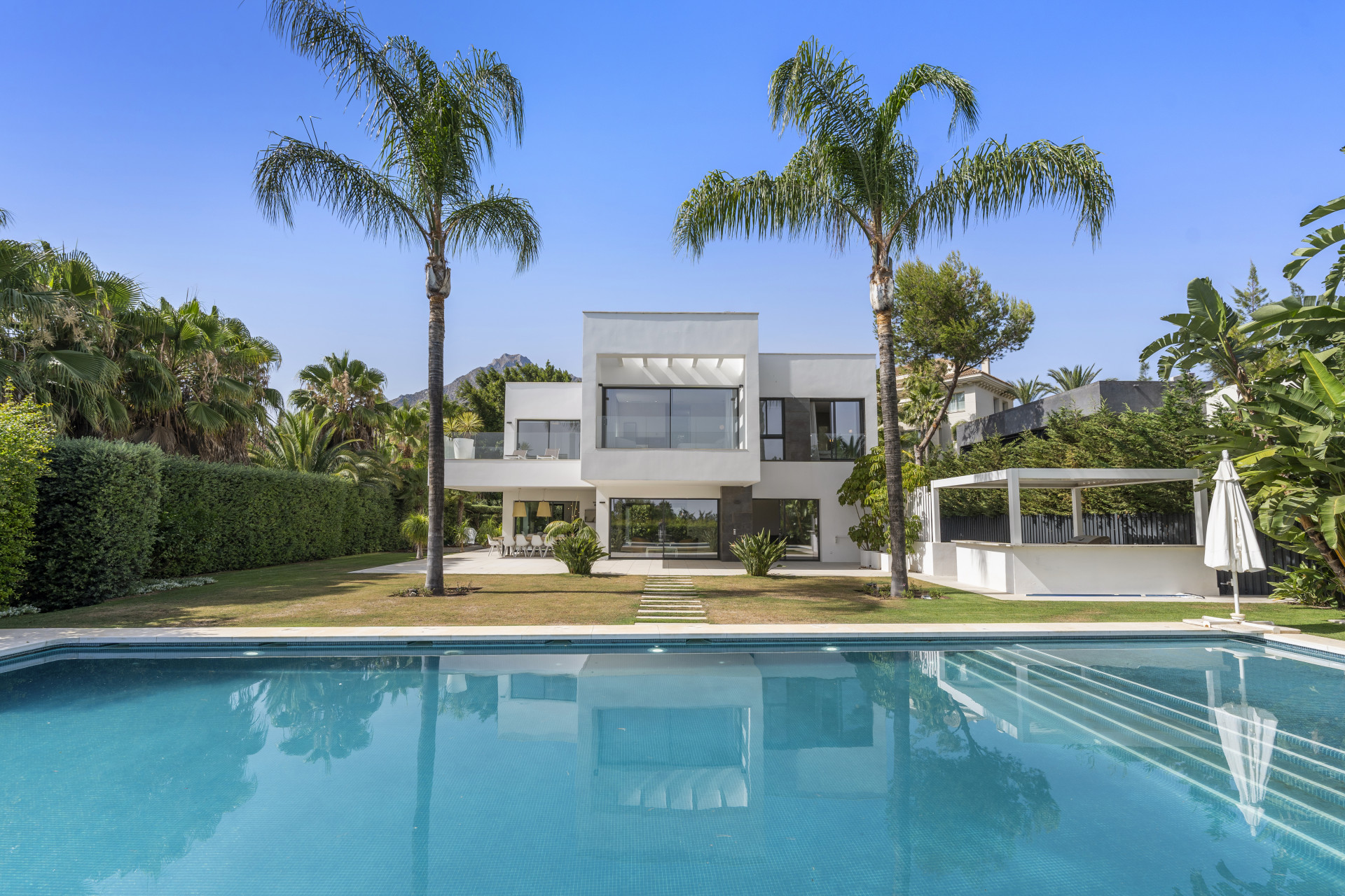 Elegante y moderna villa de 5 dormitorios situada en un frondoso enclave de Marbella.