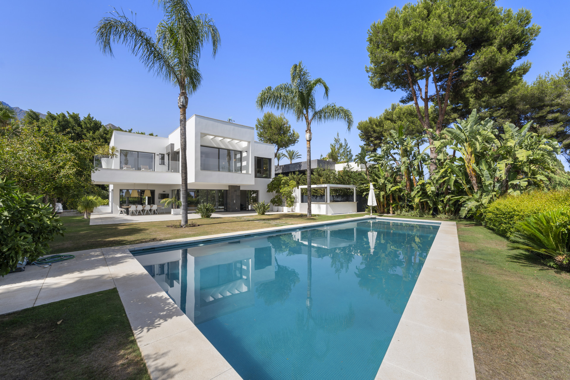 Elegante y moderna villa de 5 dormitorios situada en un frondoso enclave de Marbella.