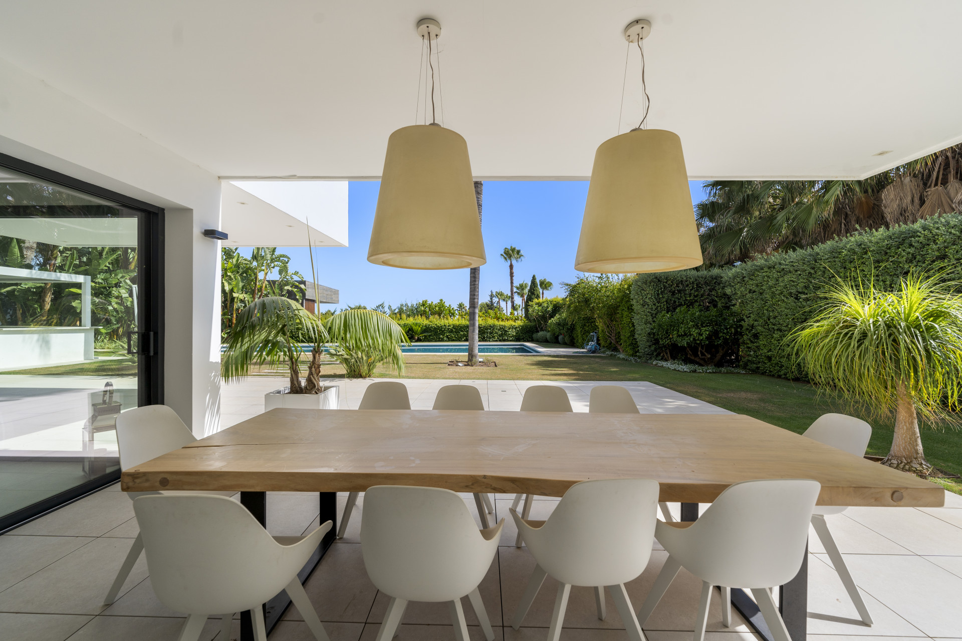 Elegante y moderna villa de 5 dormitorios situada en un frondoso enclave de Marbella.