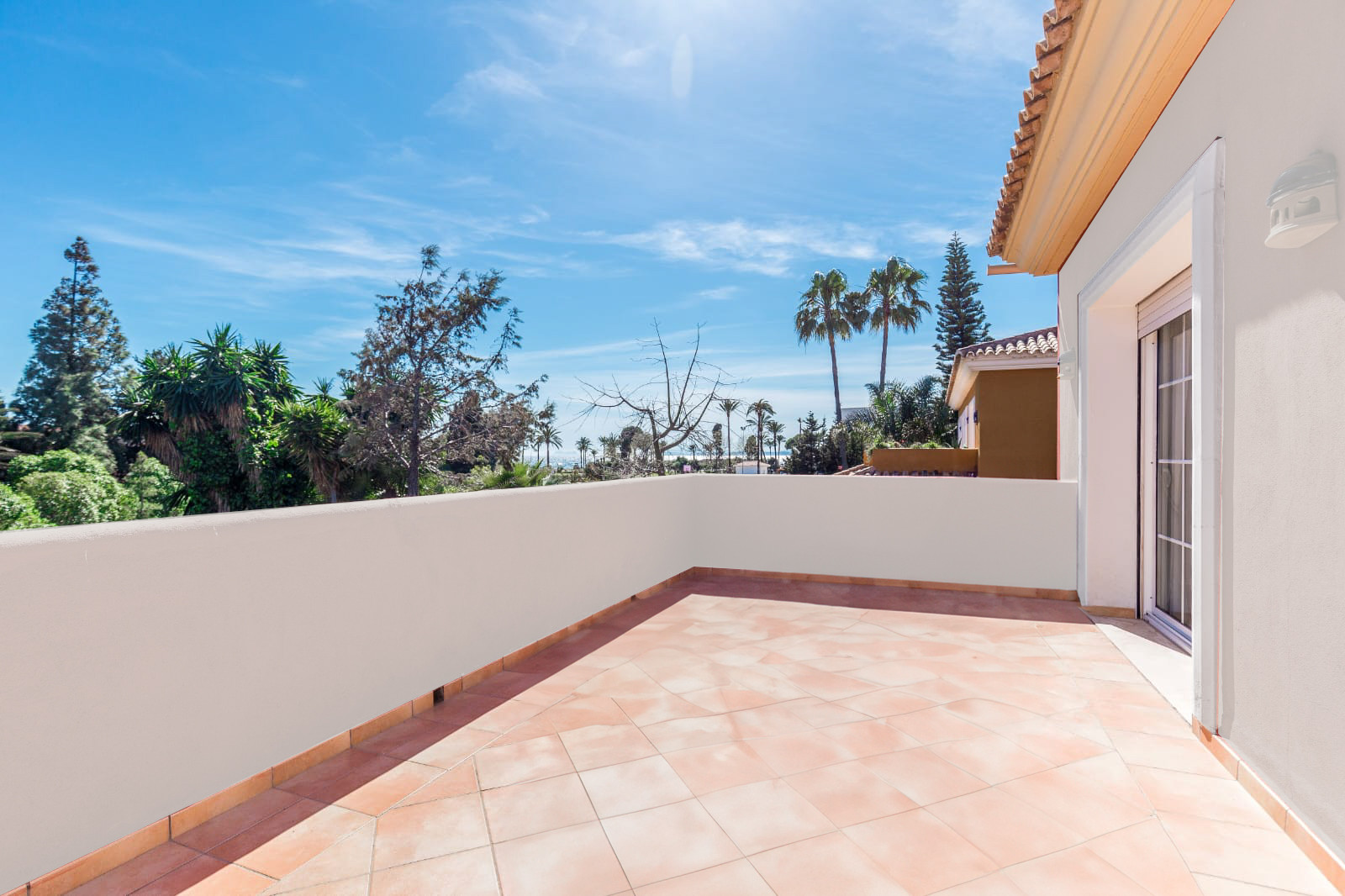 Superbly appointed 4 bedroom villa with stunning gardens is just minutes away from Estepona beaches