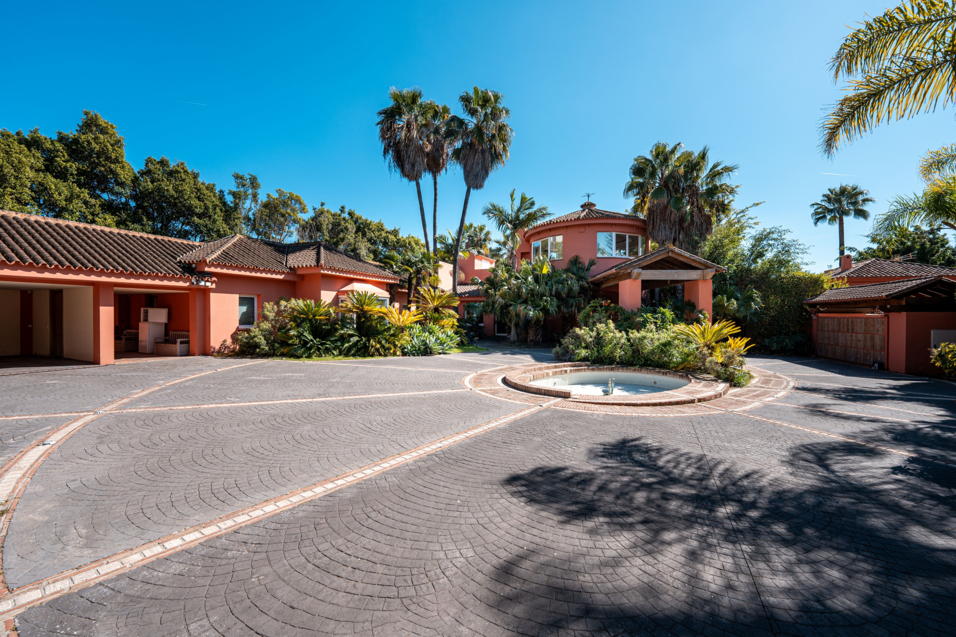 Aislada mansión señorial languidece en medio de jardines subtropicales en el corazón de Marbella.