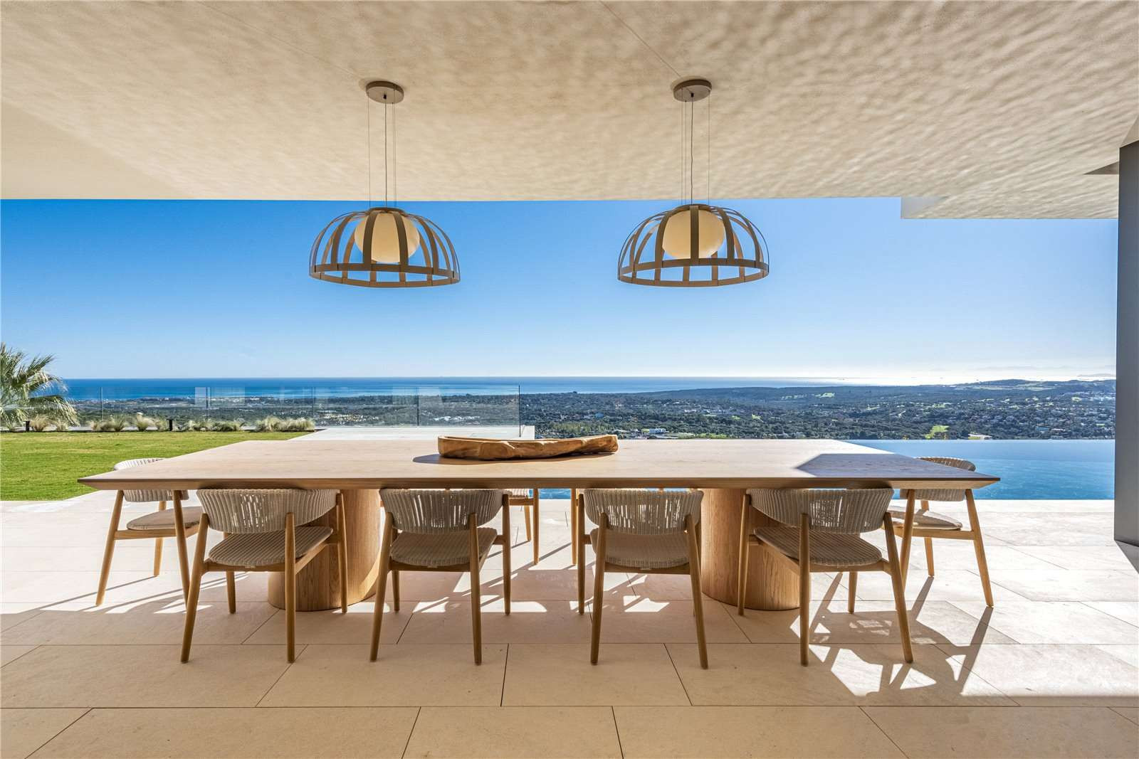 Residencia ultra chic y moderna con vistas inigualables de 180º a lo largo de la costa sur de España