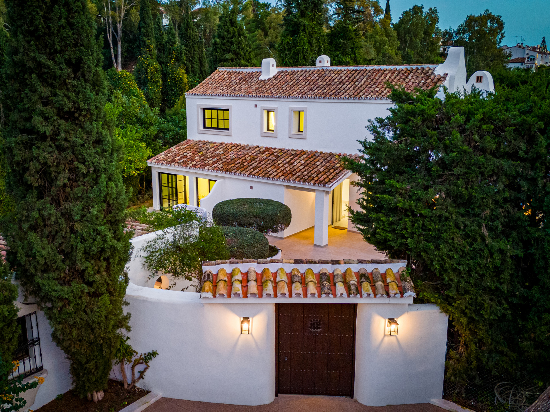 Newly renovated 5 bedroom villa in Benahavis is chic, sleek and surrounded by stunning countryside.