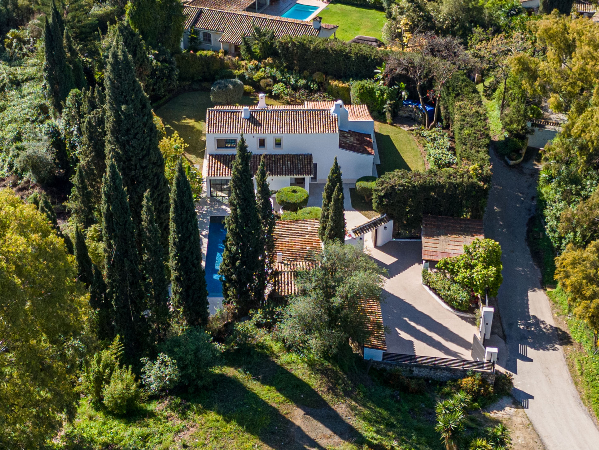 Recientemente renovado villa de 5 dormitorios en Benahavis es chic, elegante,  y rodeado de un paisaje impresionante.