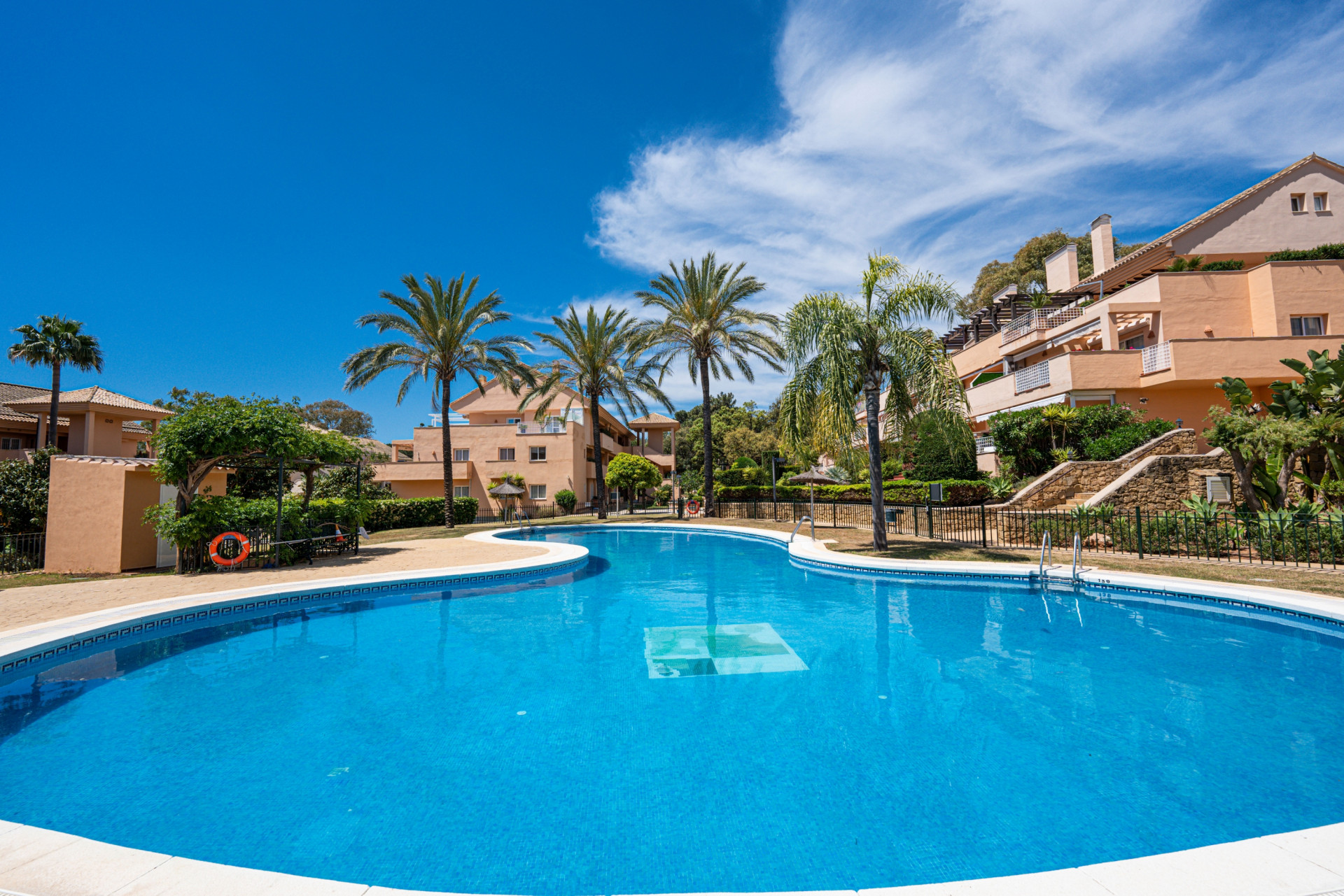 Stunning 2 bedroom apartment located in sought after area of Elviria