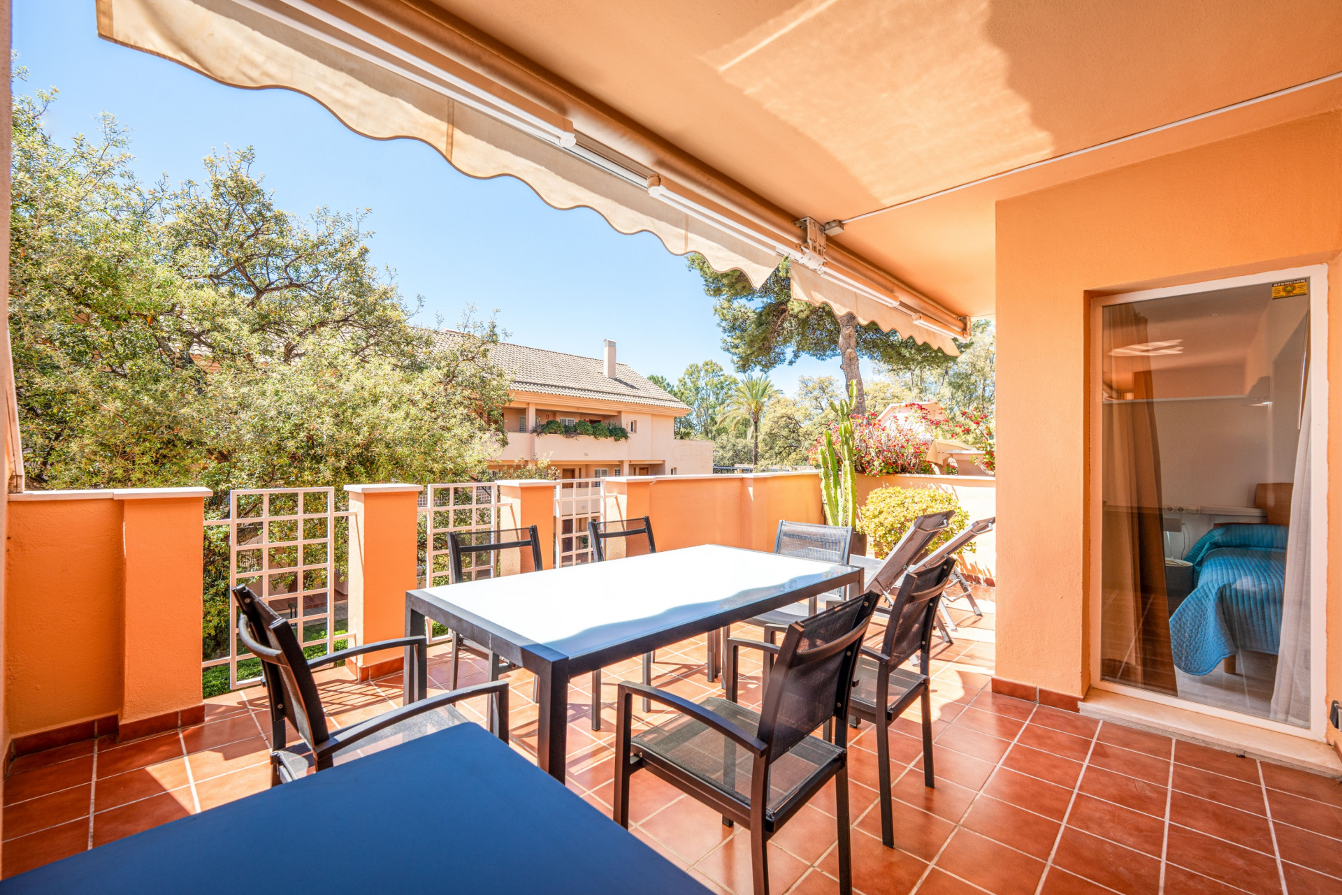 Stunning 2 bedroom apartment located in sought after area of Elviria