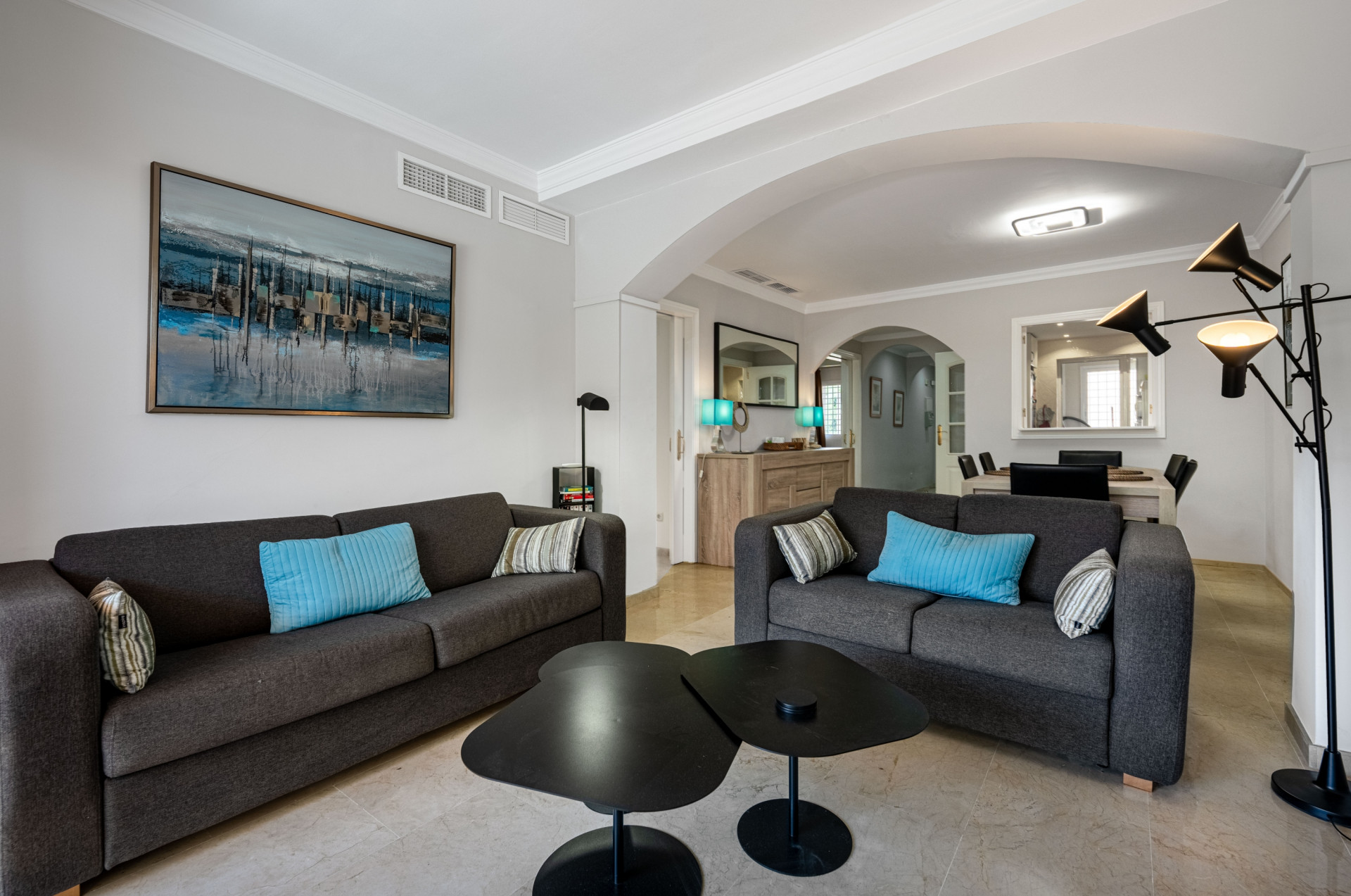 Stunning 2 bedroom apartment located in sought after area of Elviria