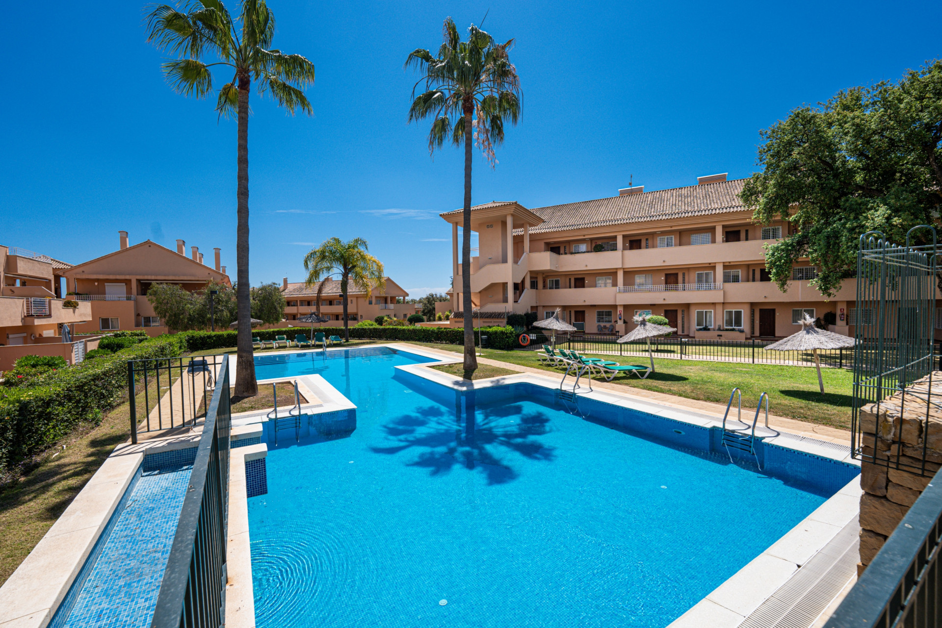 Stunning 2 bedroom apartment located in sought after area of Elviria