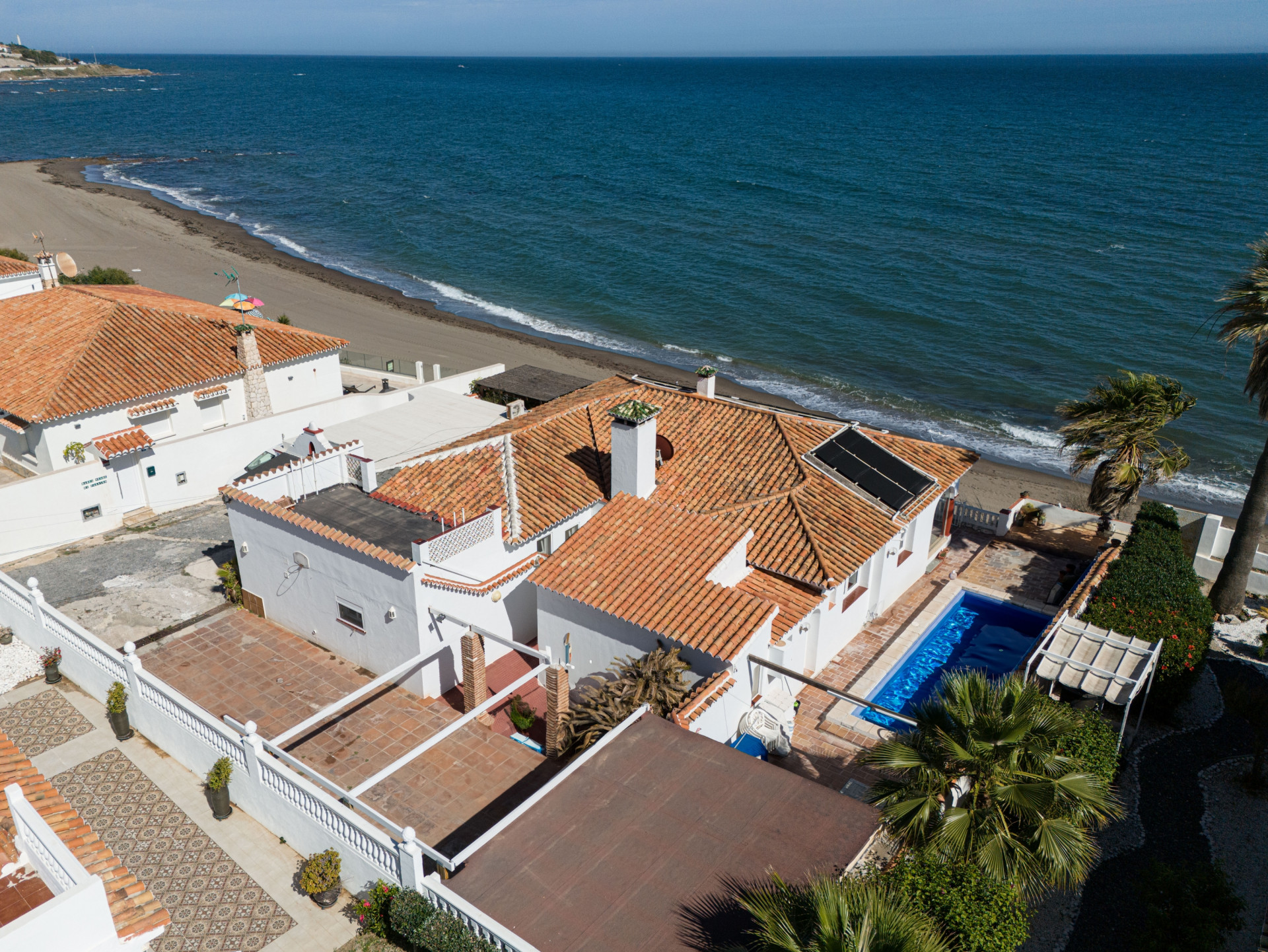 Esta villa de 4 dormitorios con ubicación en primera línea de playa es una fantastic oportunidad de inversion