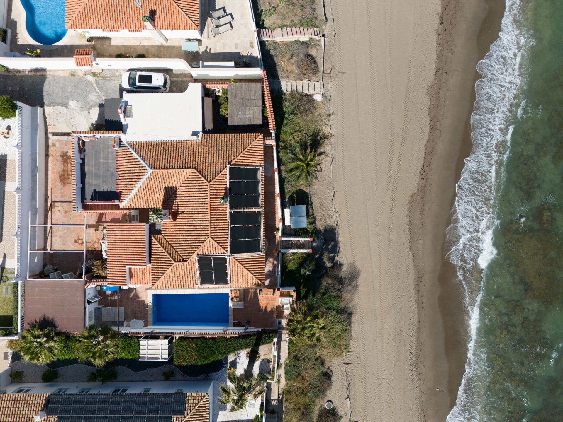 Esta villa de 4 dormitorios con ubicación en primera línea de playa es una fantastic oportunidad de inversion