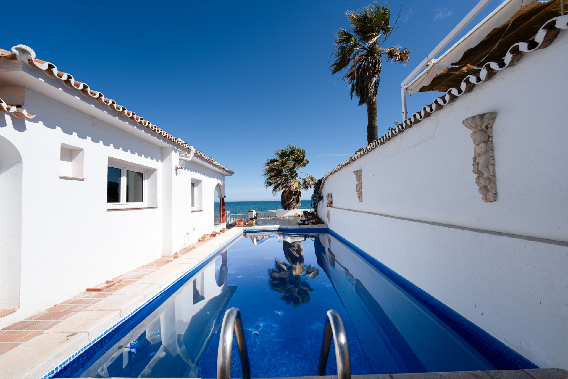 Esta villa de 4 dormitorios con ubicación en primera línea de playa es una fantastic oportunidad de inversion