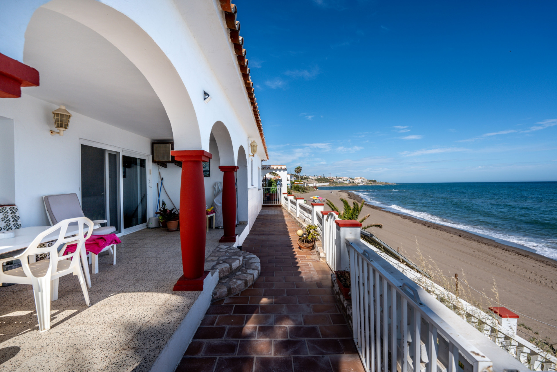 Esta villa de 4 dormitorios con ubicación en primera línea de playa es una fantastic oportunidad de inversion