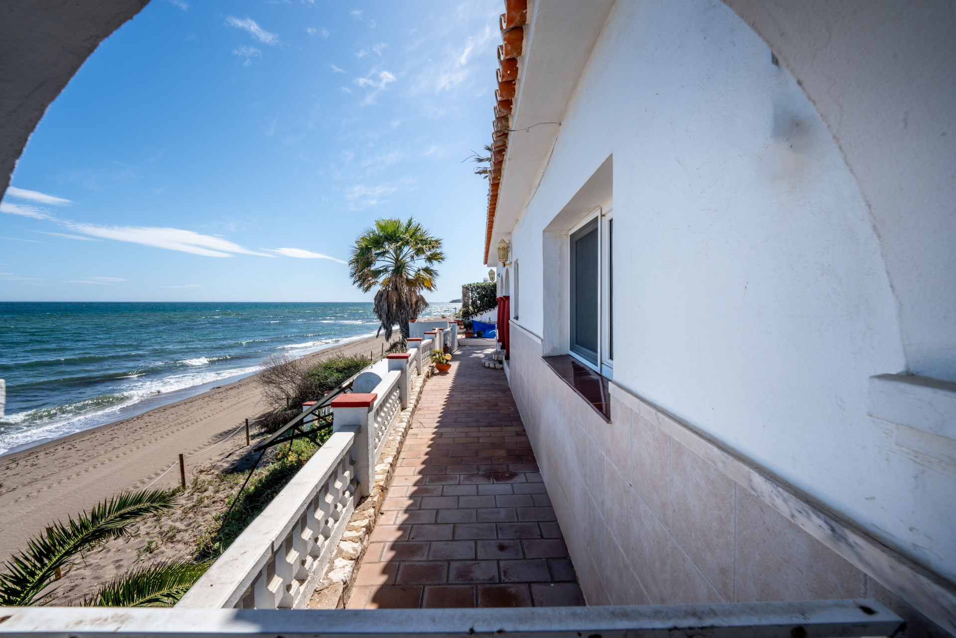 Esta villa de 4 dormitorios con ubicación en primera línea de playa es una fantastic oportunidad de inversion