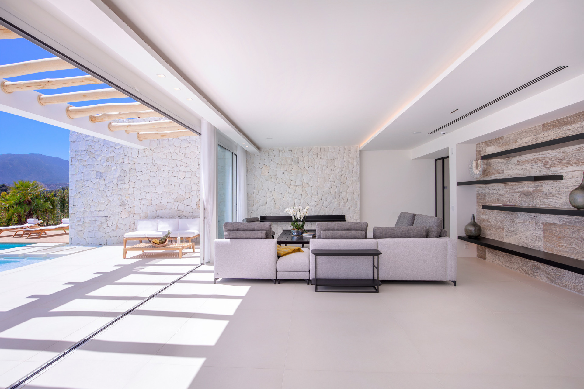 Exquisita villa modernista contemporánea que ilumina el valle del golf en Nueva Andalucía con su elegancia sin esfuerzo