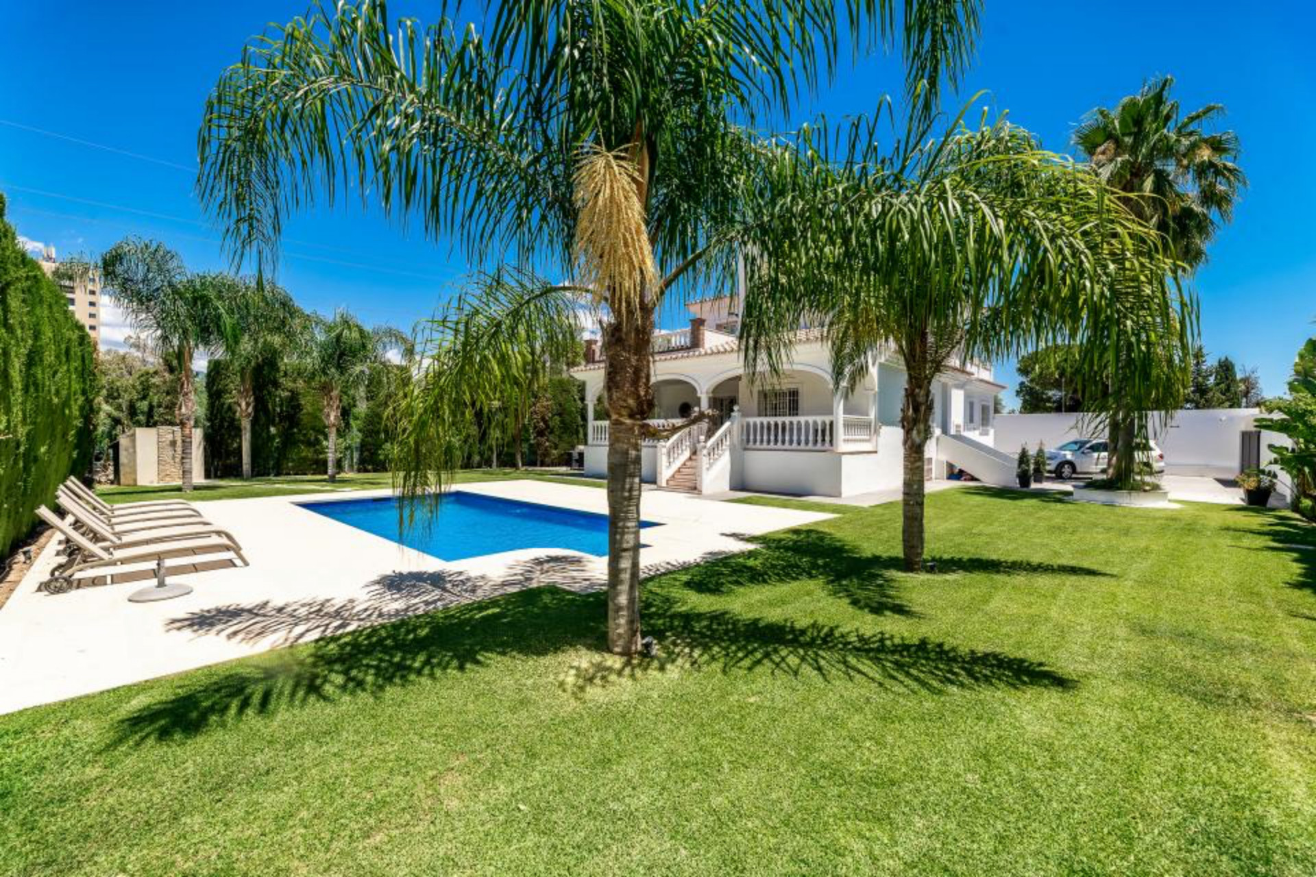 Beautifully situated family home sits elegantly in enviable location in superb residencial urbanisation