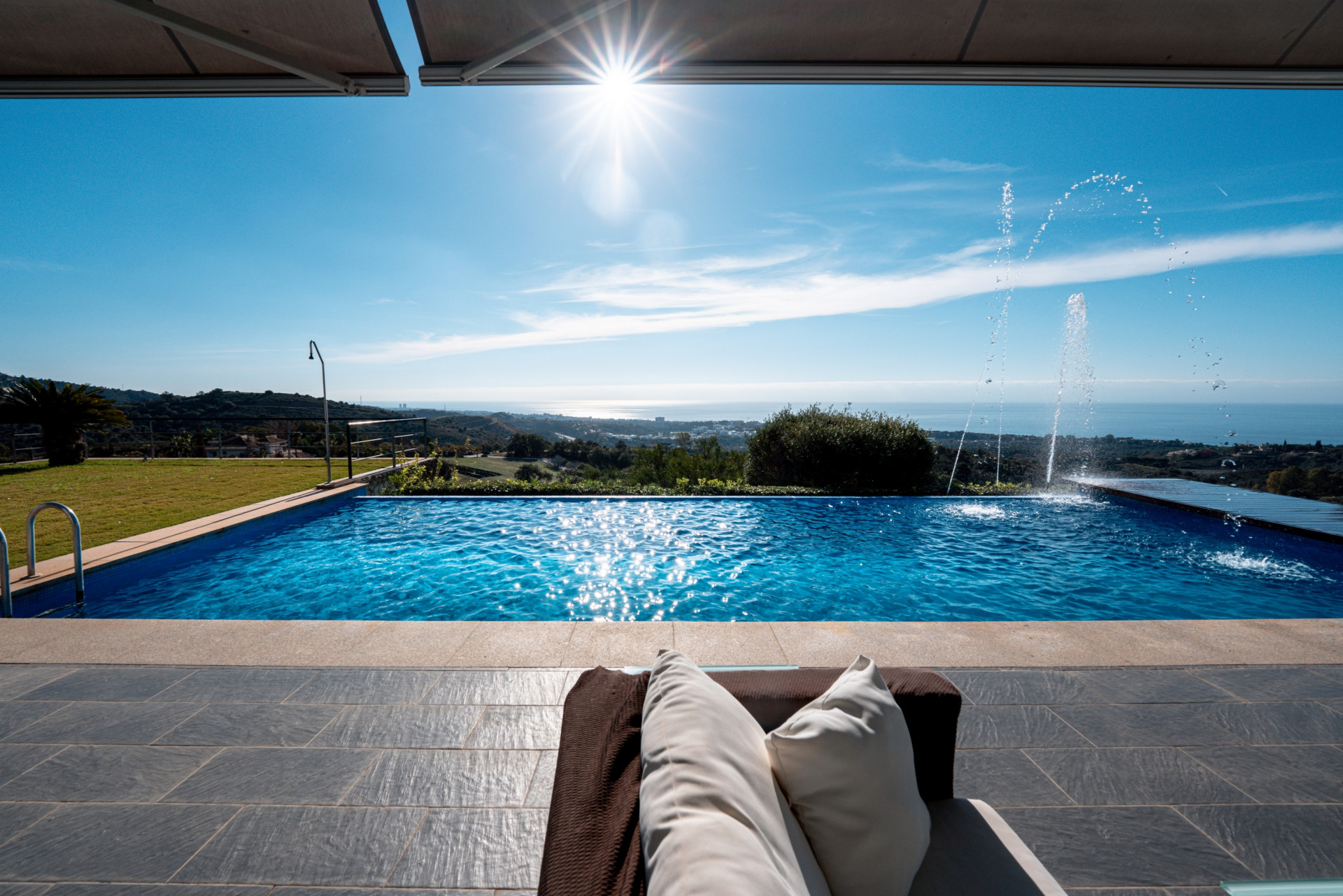 Impresionante villa moderna de 5 dormitorios situada en una ladera con vistas panorámicas a la costa mediterránea.