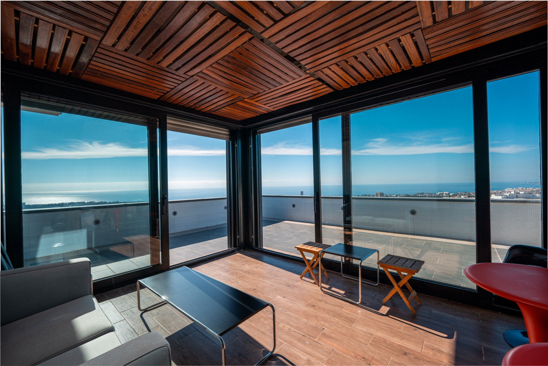 Impresionante villa moderna de 5 dormitorios situada en una ladera con vistas panorámicas a la costa mediterránea.