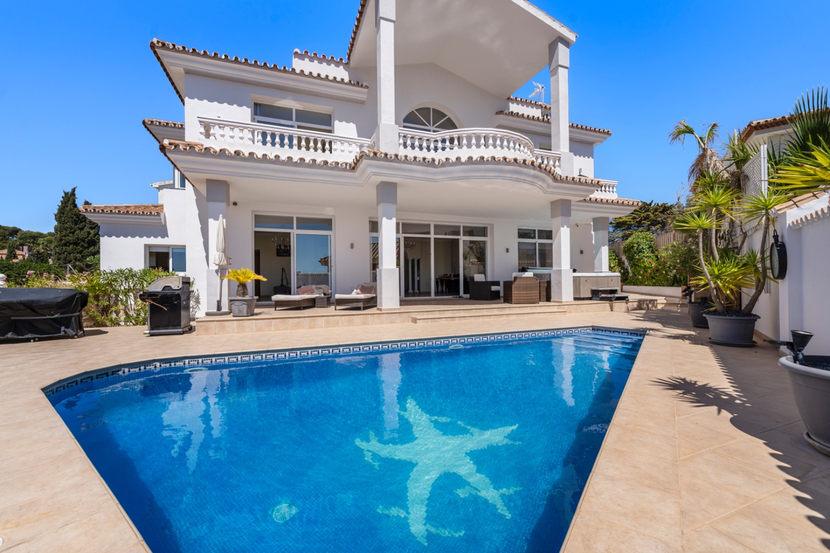 Elevated 4 bedroom 4 bathroom villa with panoramic views overlooking Mediterranean coastline