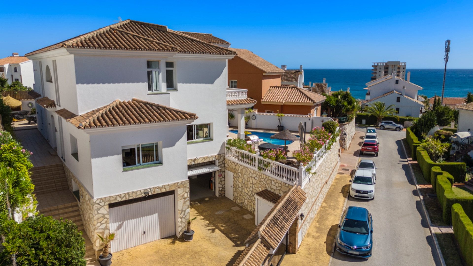 Villa elevada de 4 dormitorios y 4 baños con vistas panorámicas a la costa mediterránea