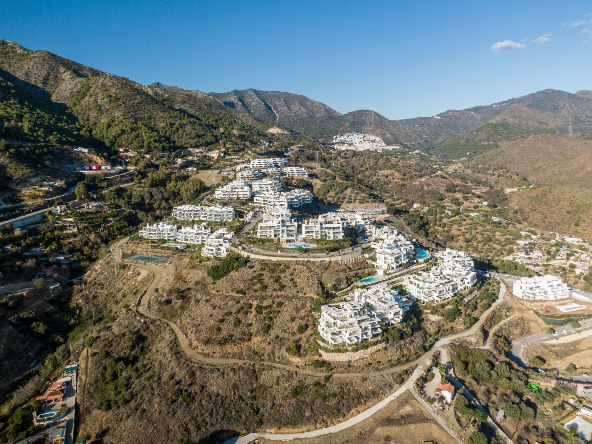 Simplemente impresionante ático dúplex situado con vistas al campo y hasta el Mediterráneo.