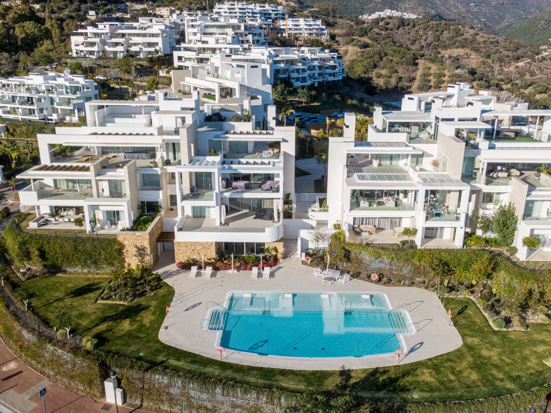 Simplemente impresionante ático dúplex situado con vistas al campo y hasta el Mediterráneo.