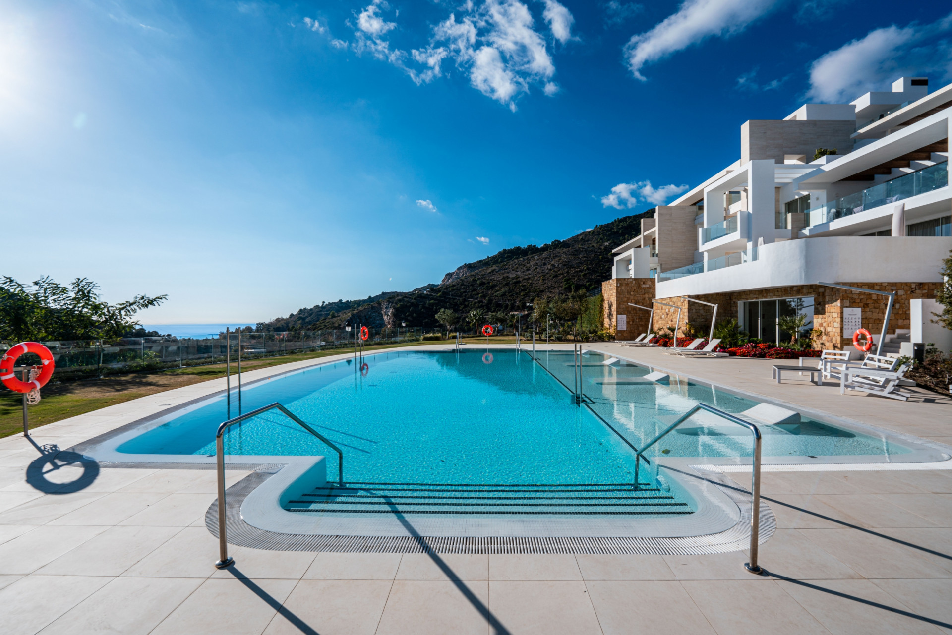 Simplemente impresionante ático dúplex situado con vistas al campo y hasta el Mediterráneo.