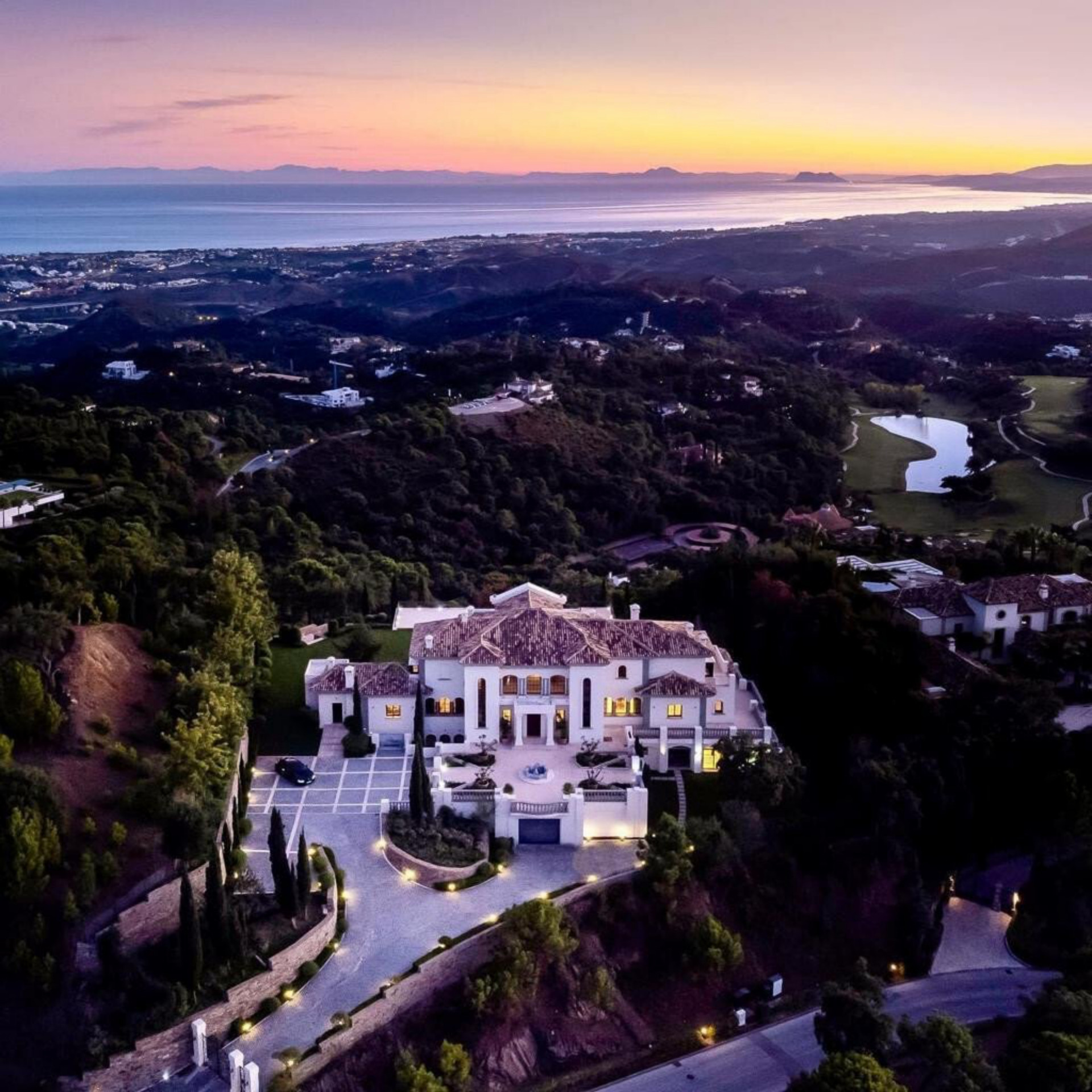 Palatial 9 bedroom mansion imposingly set in its own estate within the exclusive enclave of La Zagaleta.