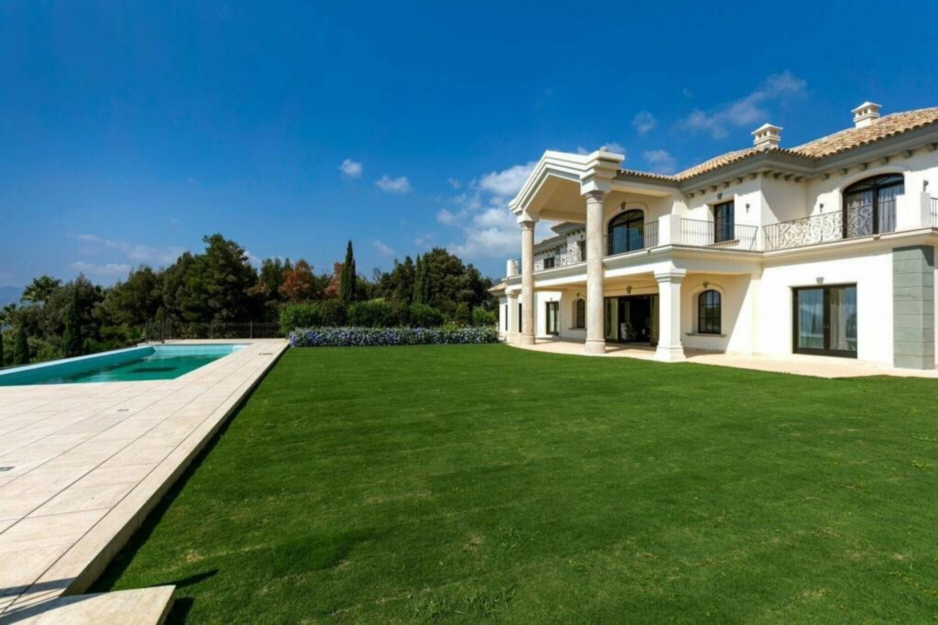 Palatial 9 bedroom mansion imposingly set in its own estate within the exclusive enclave of La Zagaleta.