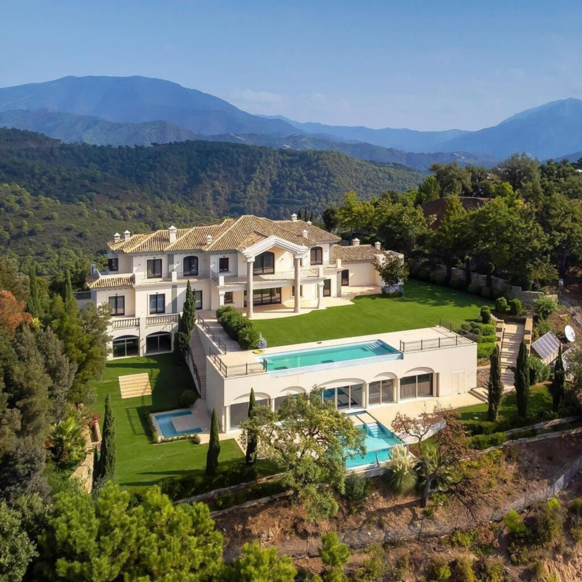 Palatial 9 bedroom mansion imposingly set in its own estate within the exclusive enclave of La Zagaleta.