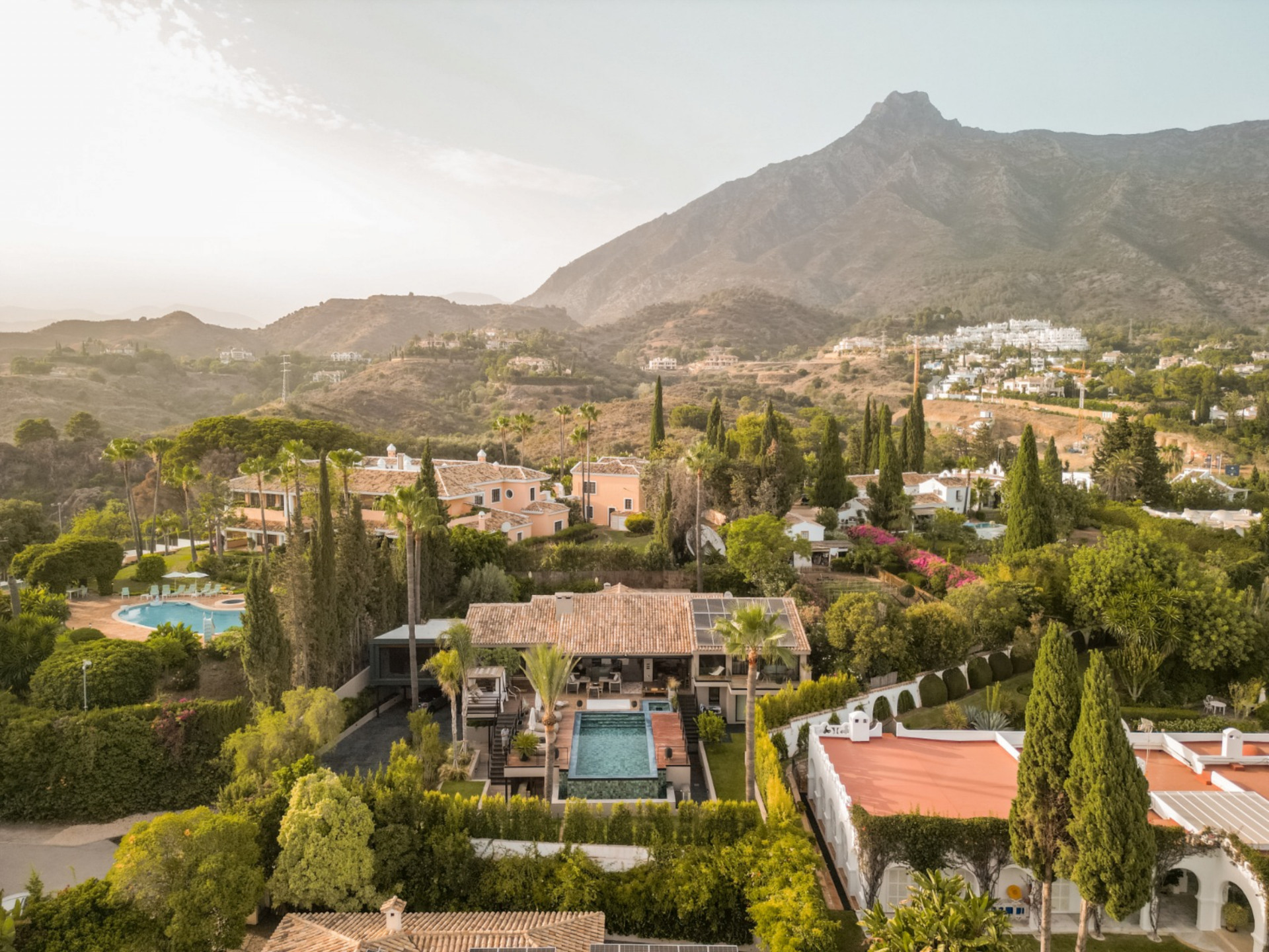 Impresionante villa reformada de 5 dormitorios es un santuario en el corazón de la prestigiosa urbanización de Marbella.