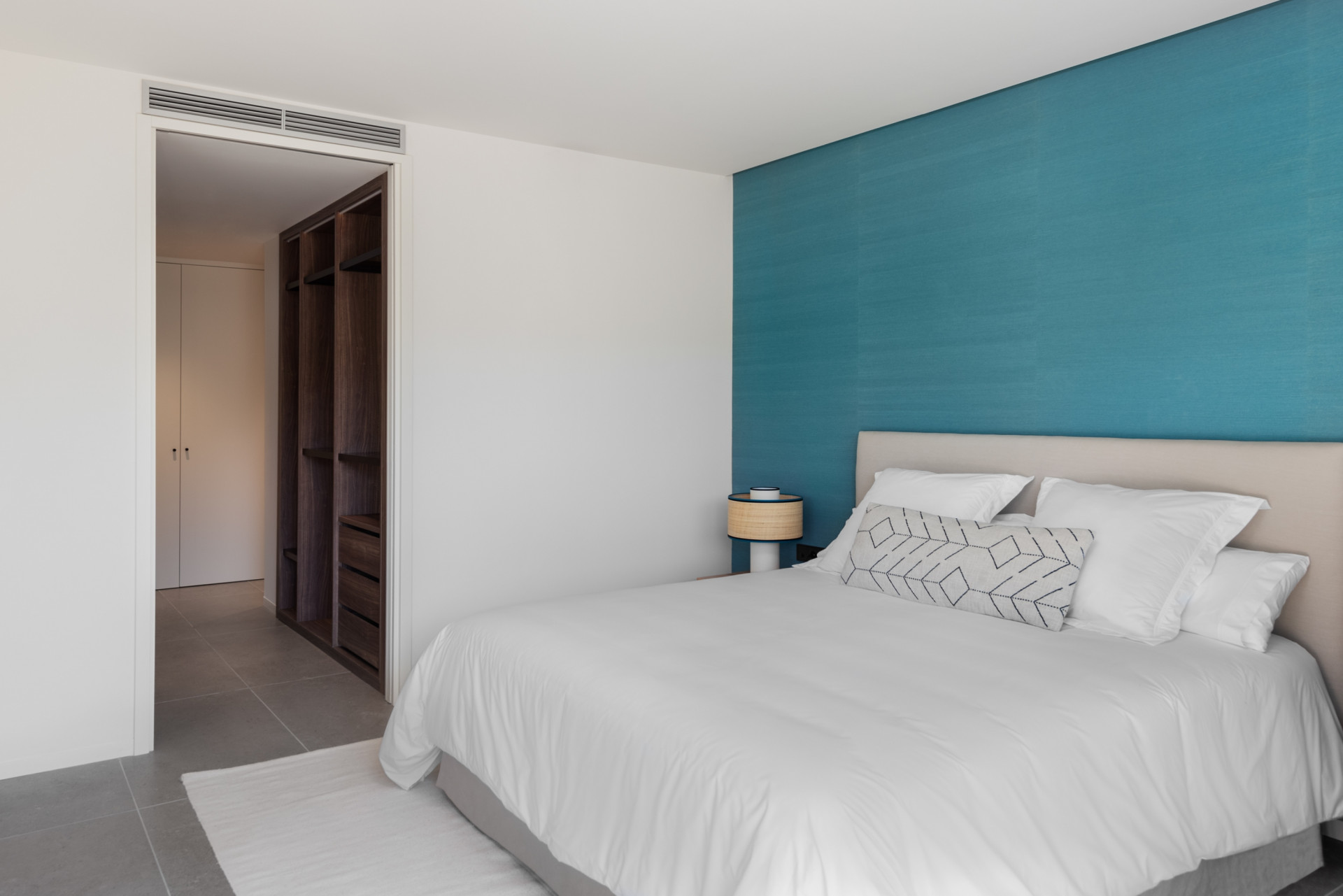 Exquisito apartamento de 3 dormitorios situado en una de las comunidades privadas más exclusivas y prestigiosas de la costa.