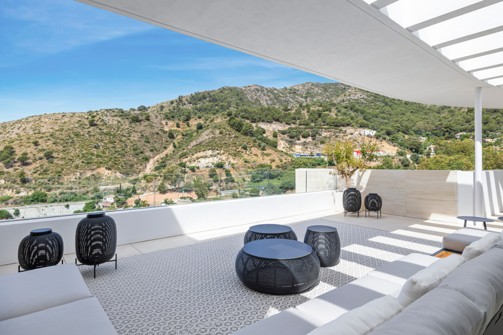 Luxury 3 bedroom penthouse  situated in the hills of Ojen, overlooking Marbella.