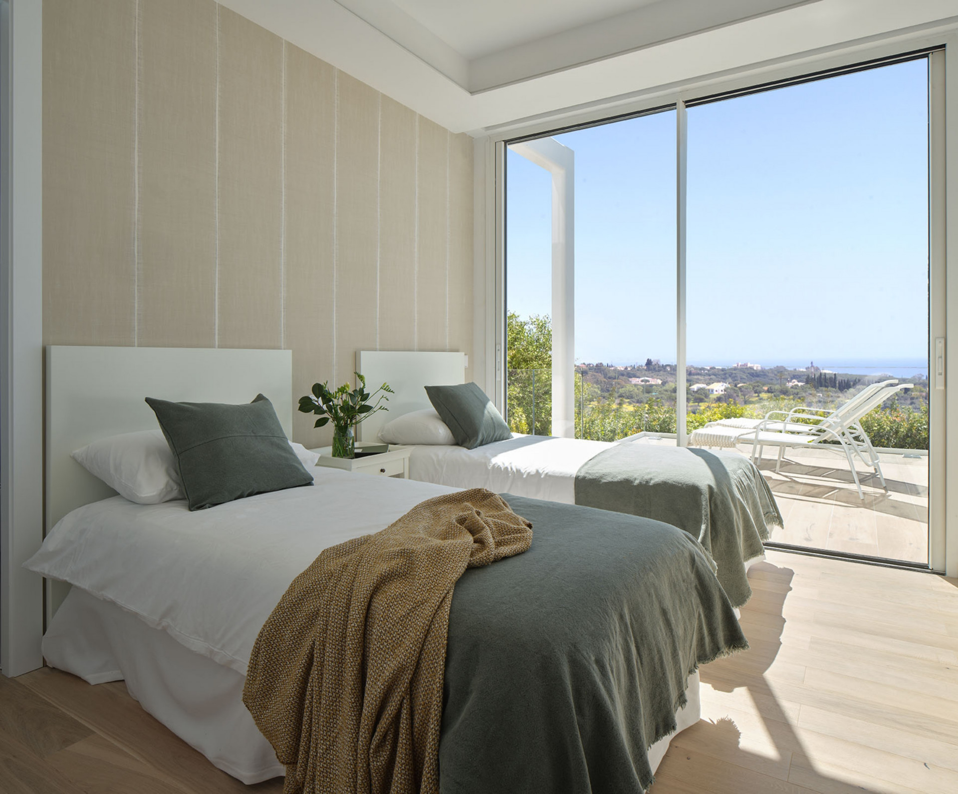 New & luxurious development of new built villas boasting 3 bedrooms and situated minutes from the heart of Marbella!