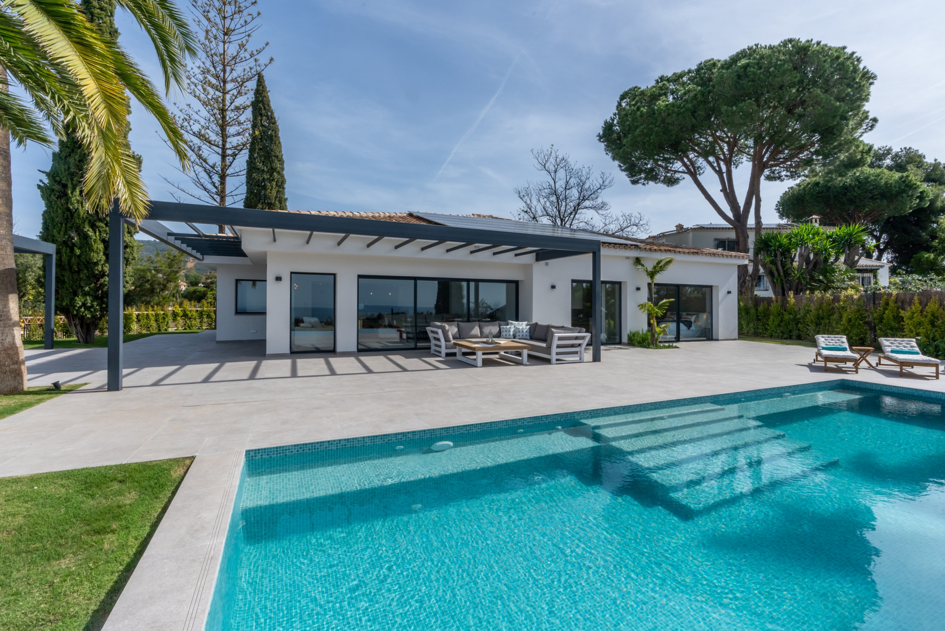 Espectacular villa moderna renovada en una sola planta con increíbles vistas al Mediterráneo