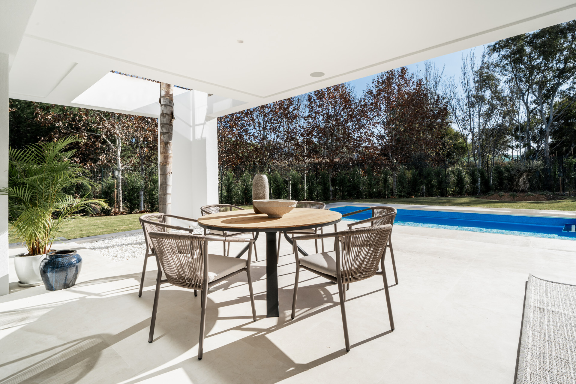 Exquisite contemporary villa nestled in the picturesque landscapes between Marbella and Estepona.