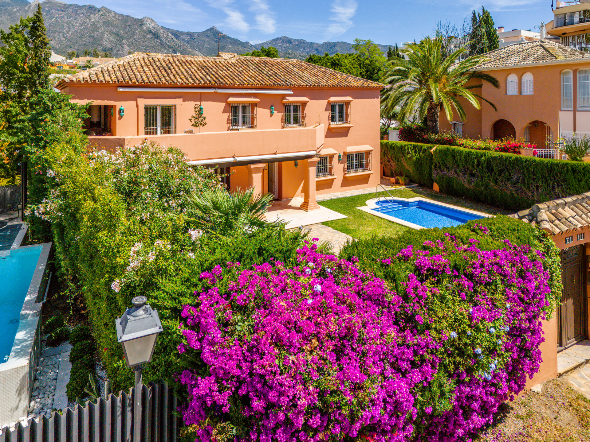 Villa junto a la playa con vistas a la montaña en una urbanización exclusiva en Marbella Milla de Oro