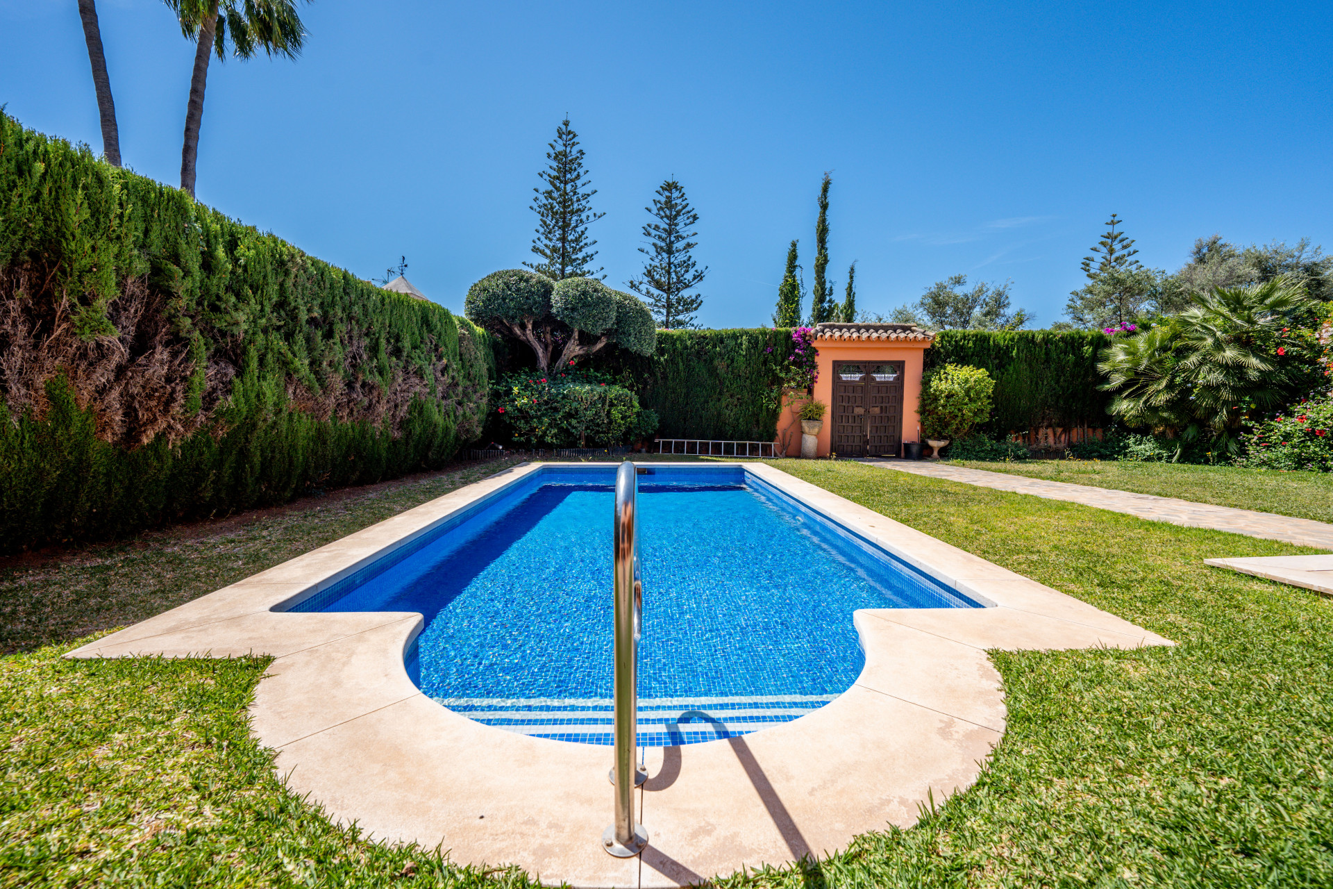 Beachside Villa with mountain views in an exclusive urbanization in Marbella Golden Mile