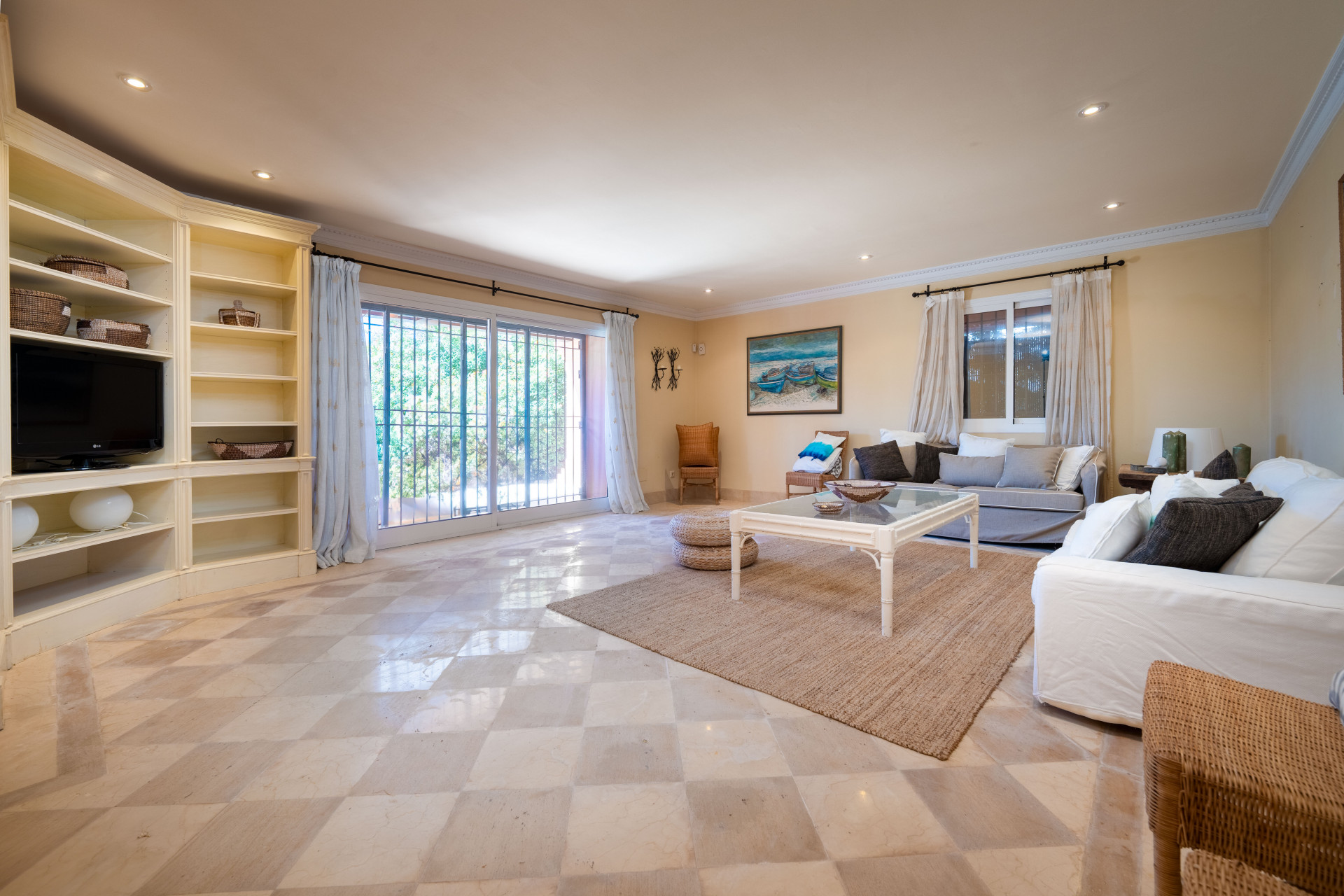 Beachside Villa with mountain views in an exclusive urbanization in Marbella Golden Mile