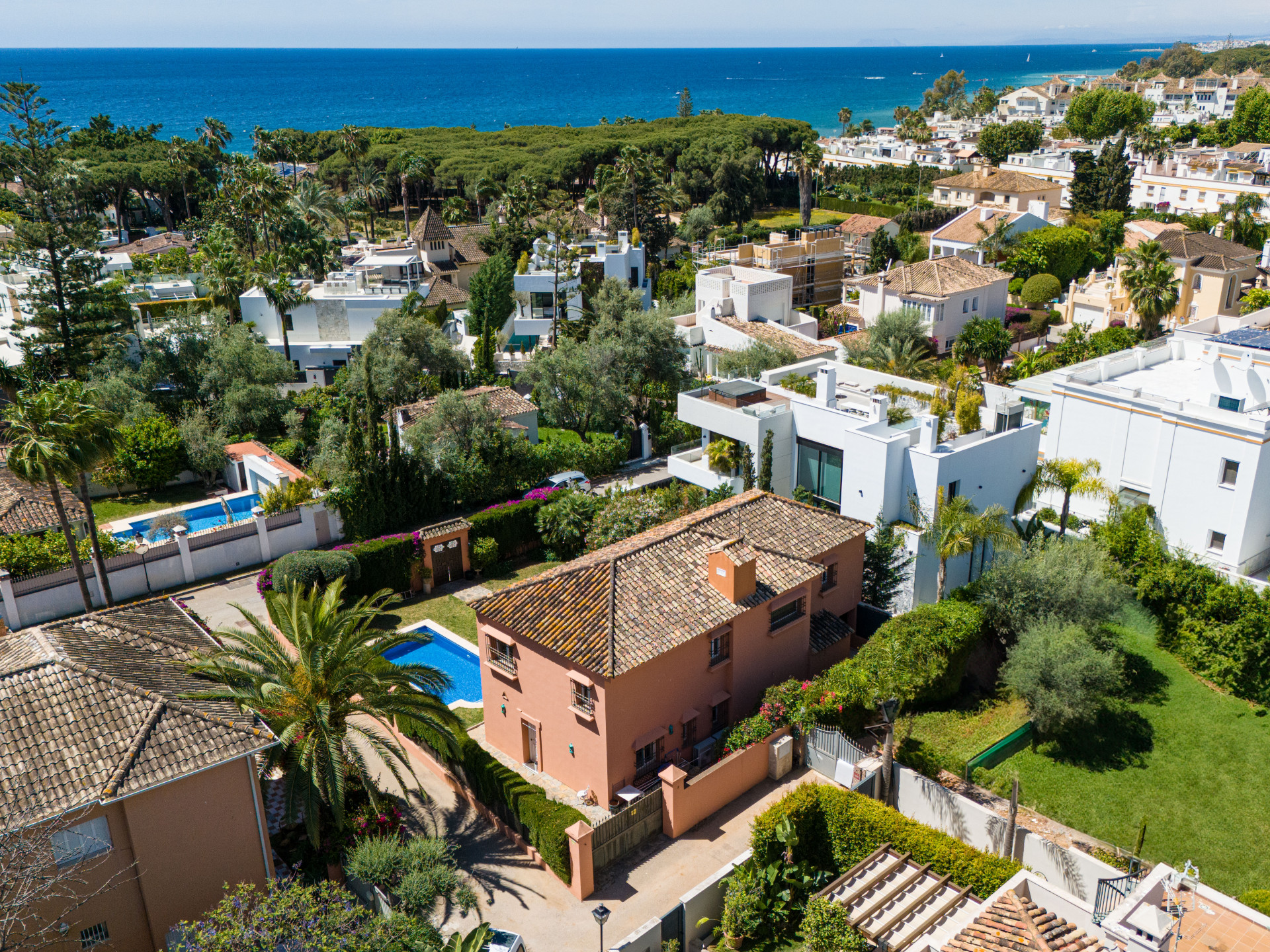 Villa junto a la playa con vistas a la montaña en una urbanización exclusiva en Marbella Milla de Oro