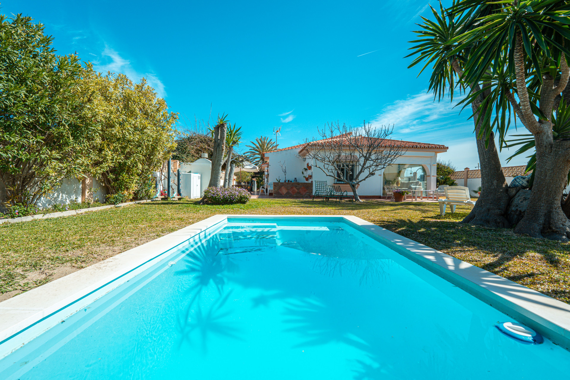 First-line beach villa in Marbella East