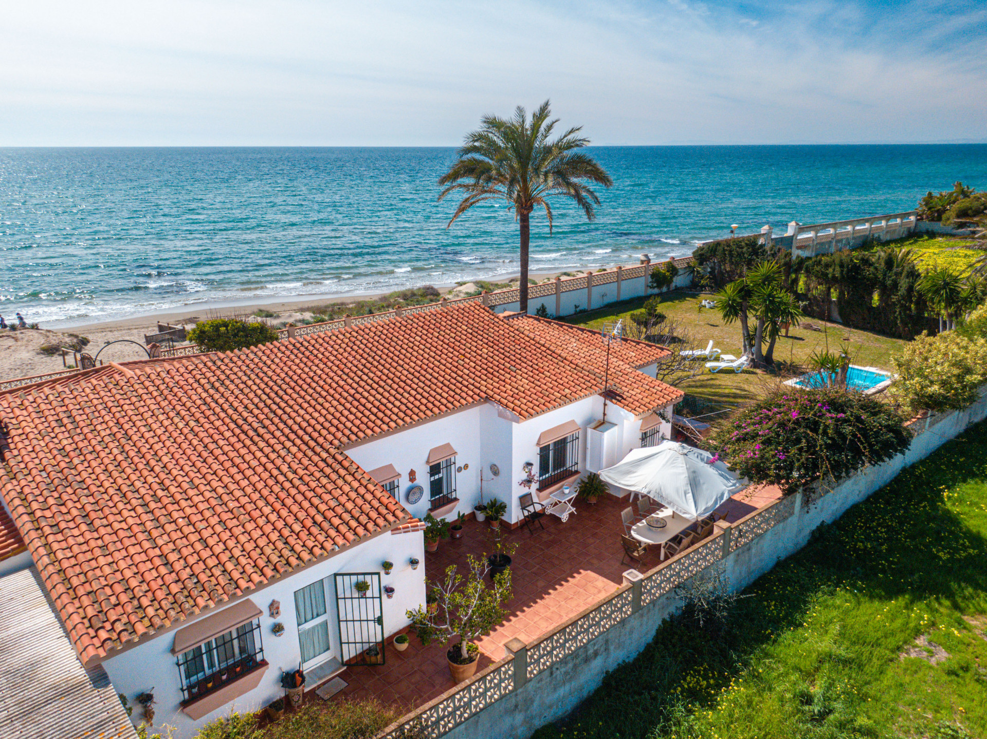 Villa en primera línea de playa en Marbella Este