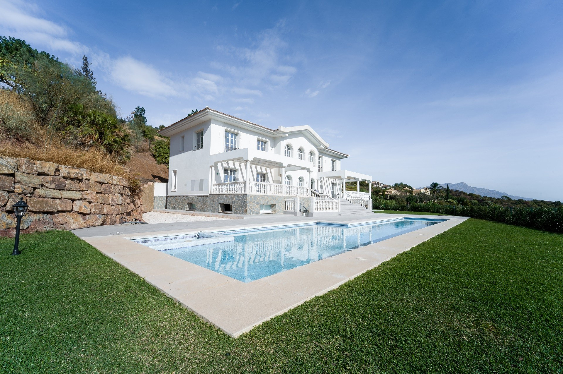 Villa in an exclusive location close to golf course