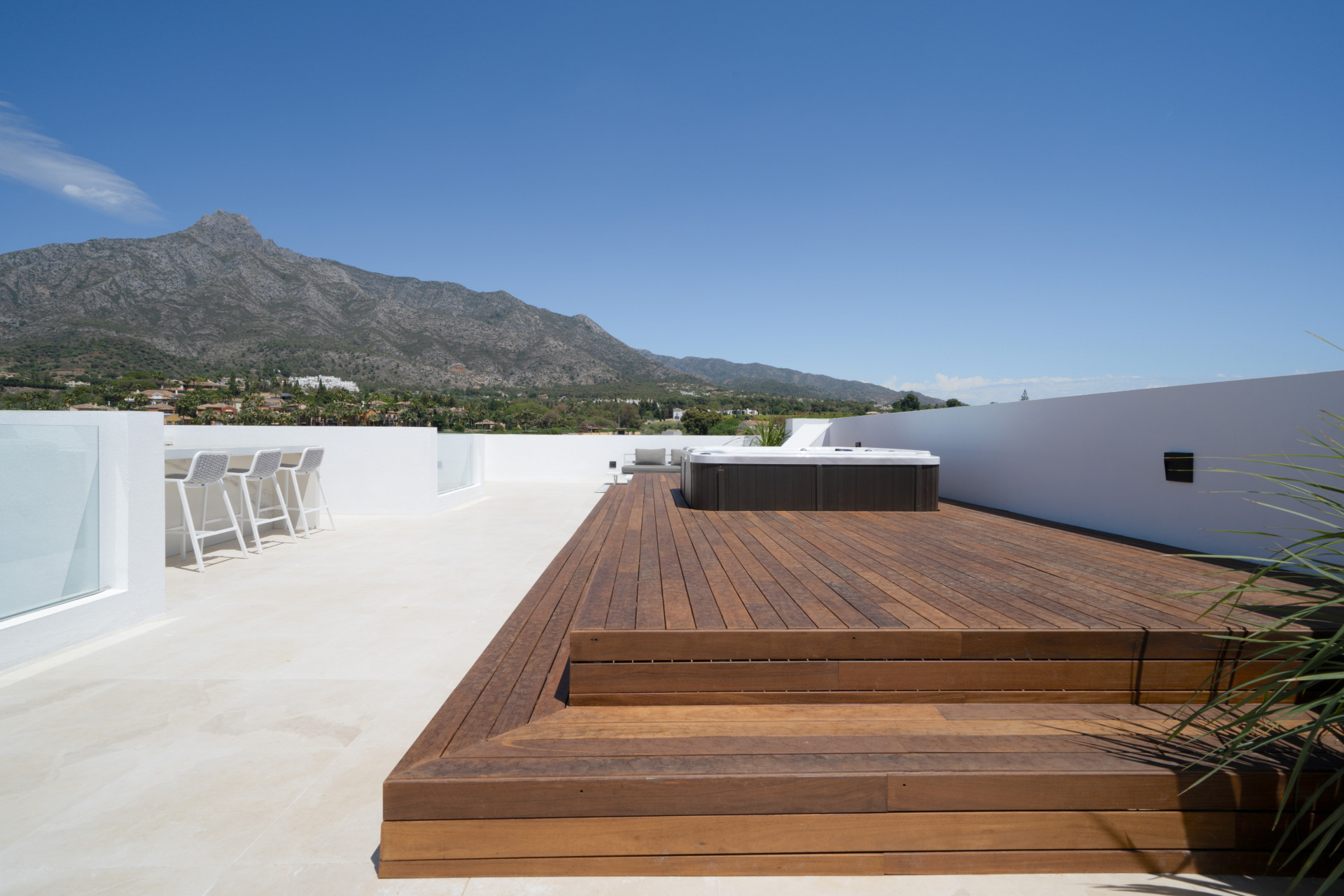 LUXURY RESIDENTIAL COMPLEX OF 5 MODERN-STYLE VILLAS ON THE GOLDEN MILE MARBELLA