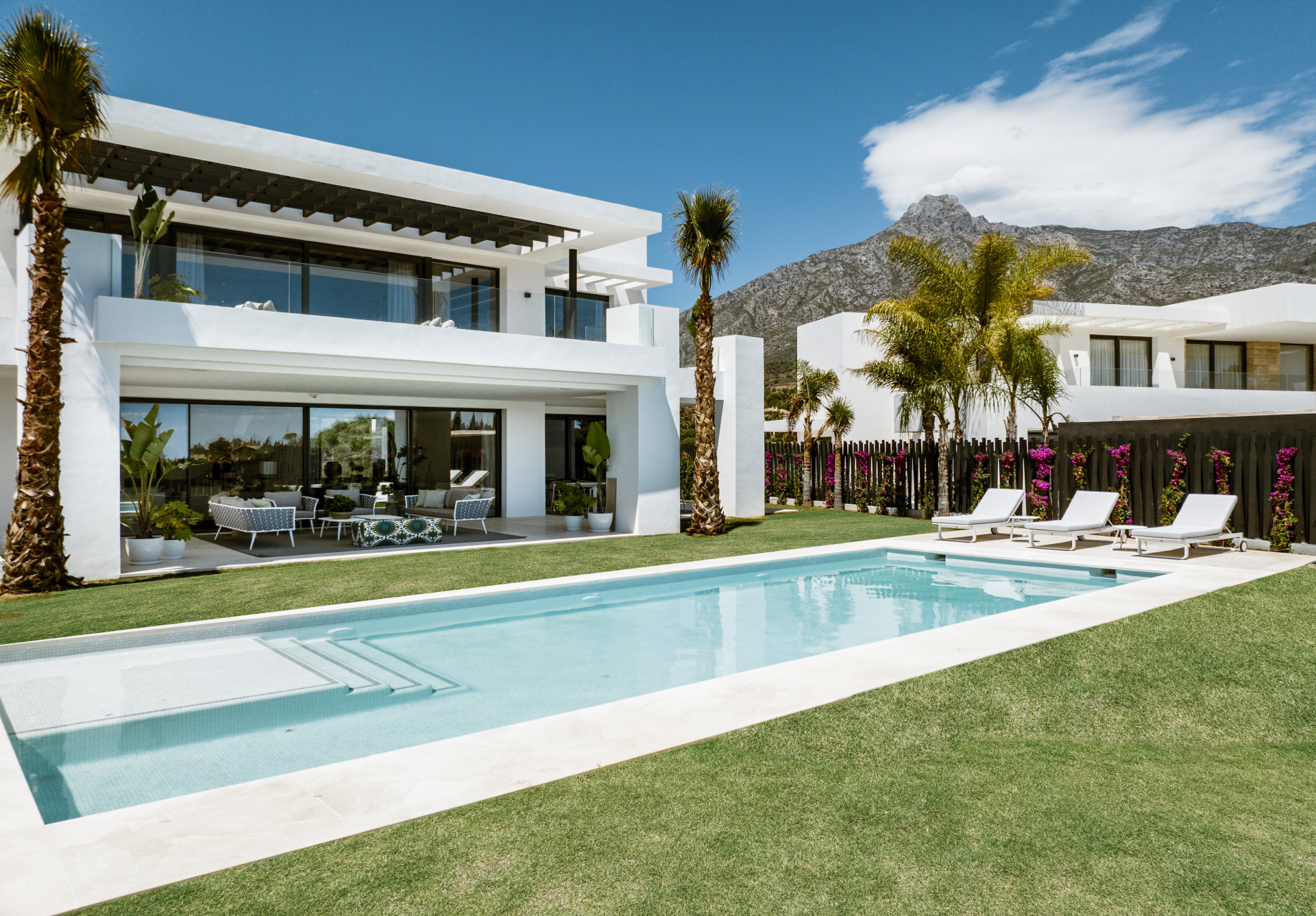 LUXURY RESIDENTIAL COMPLEX OF 5 MODERN-STYLE VILLAS ON THE GOLDEN MILE MARBELLA