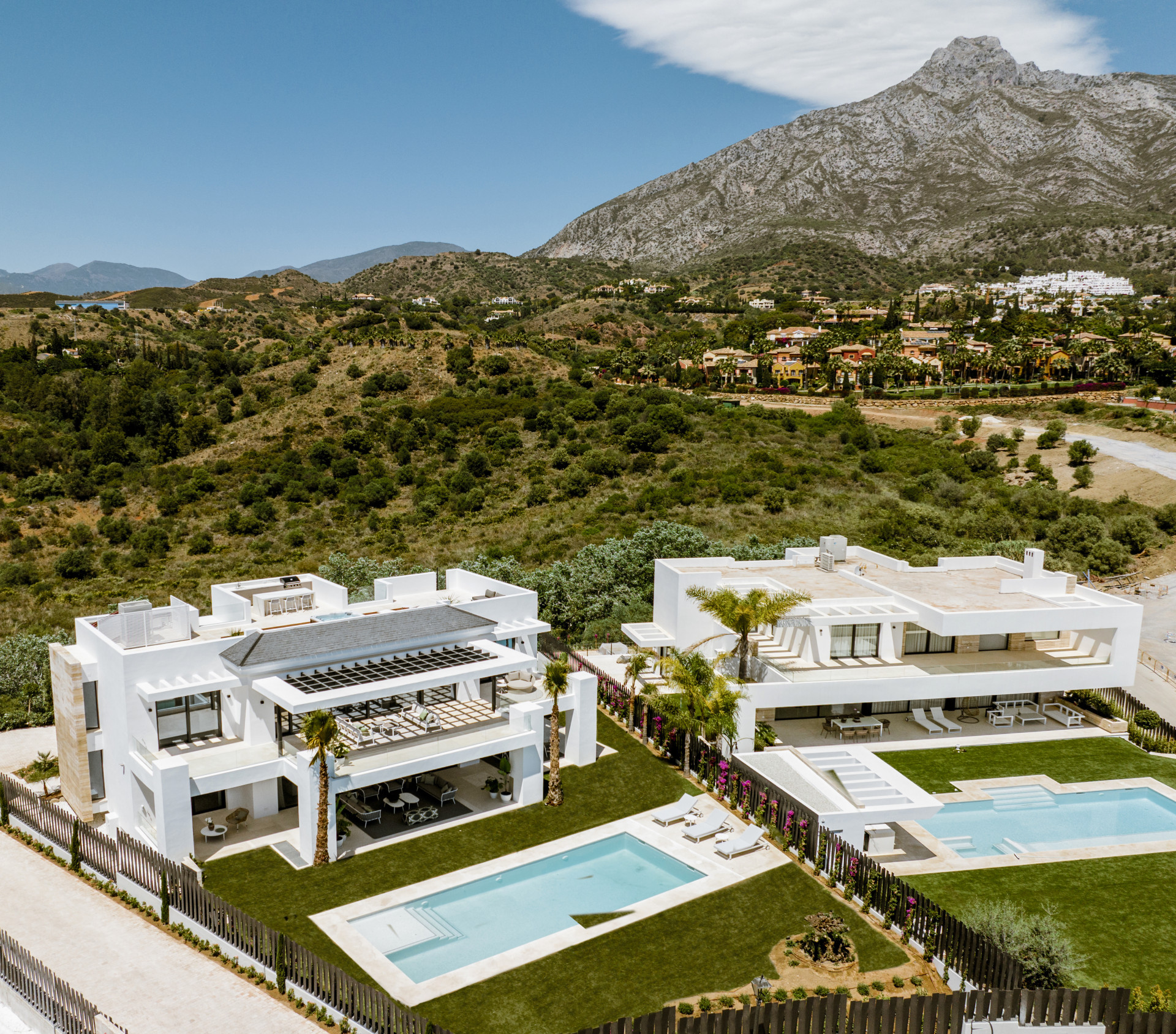 LUXURY RESIDENTIAL COMPLEX OF 5 MODERN-STYLE VILLAS ON THE GOLDEN MILE MARBELLA