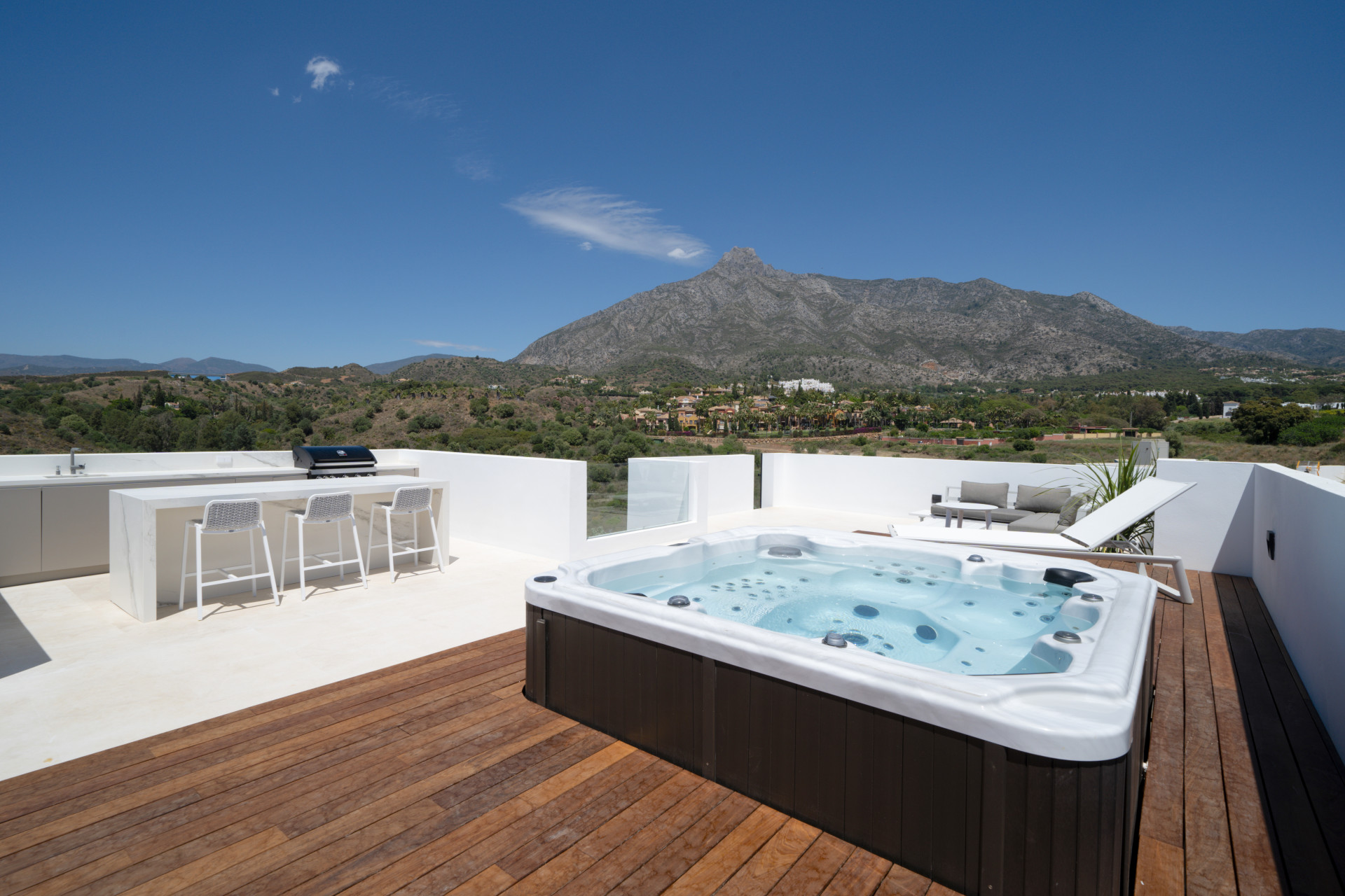LUXURY RESIDENTIAL COMPLEX OF 5 MODERN-STYLE VILLAS ON THE GOLDEN MILE MARBELLA