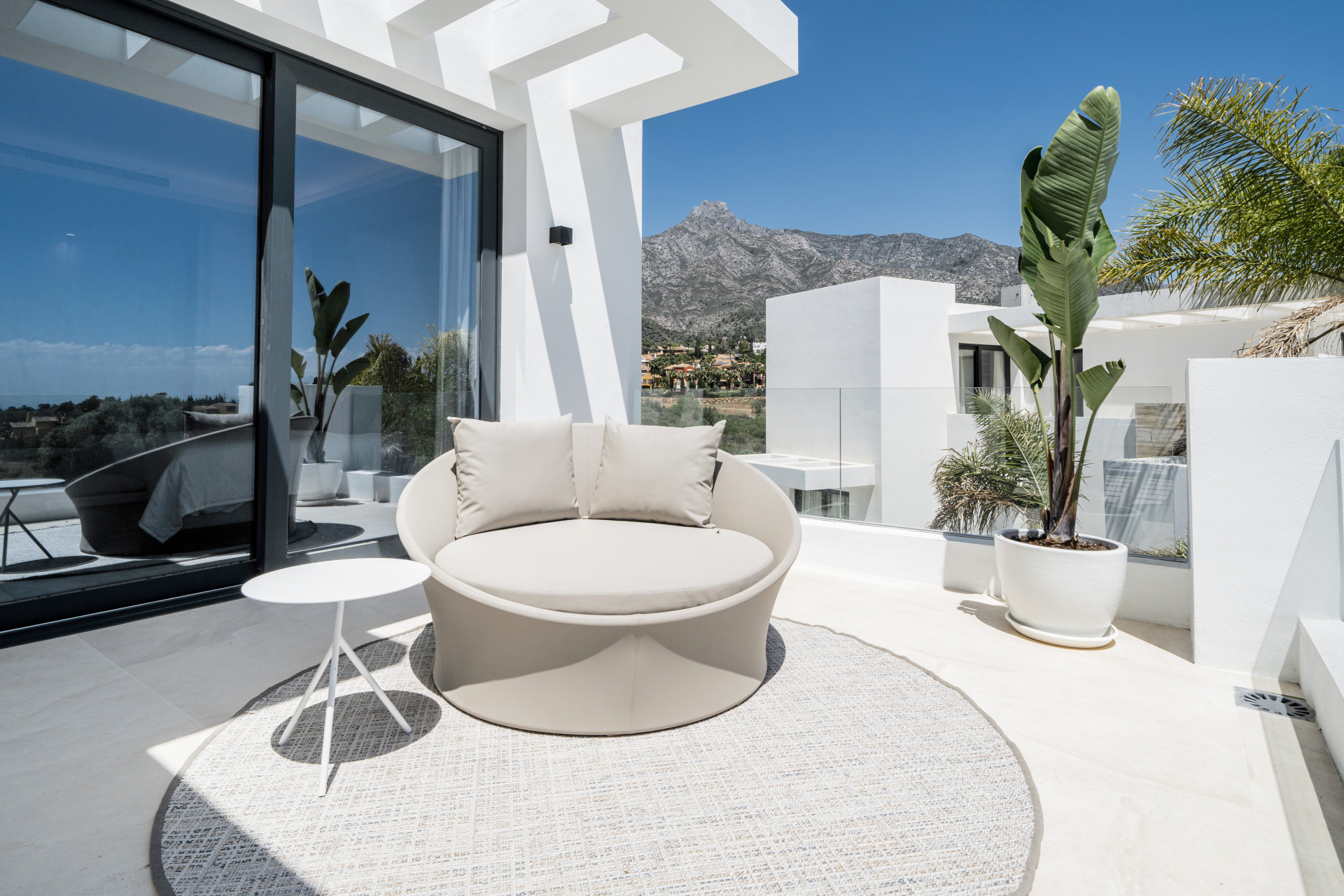 LUXURY RESIDENTIAL COMPLEX OF 5 MODERN-STYLE VILLAS ON THE GOLDEN MILE MARBELLA