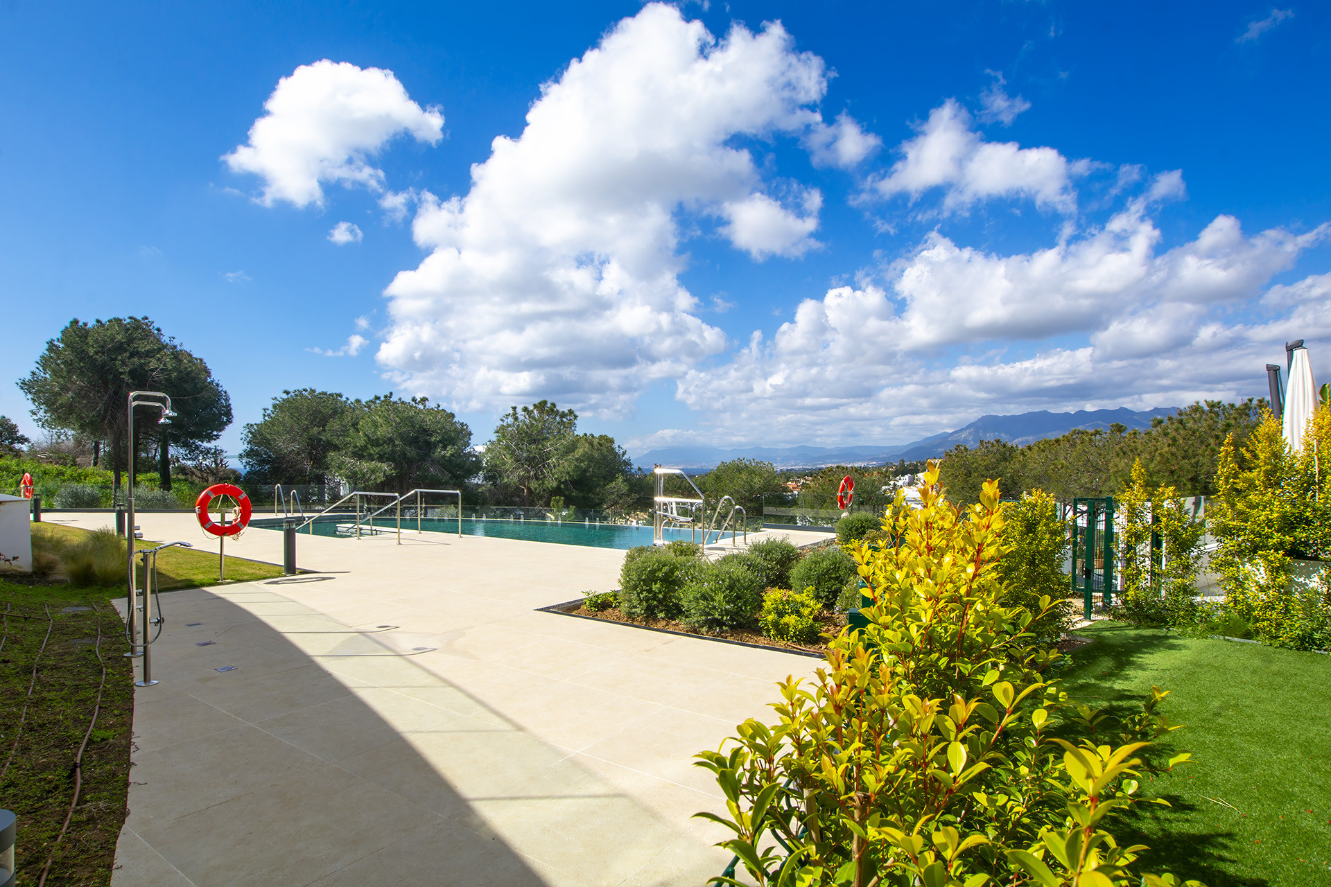 Exclusive apartment with a private garden and ocean views in Cabopino